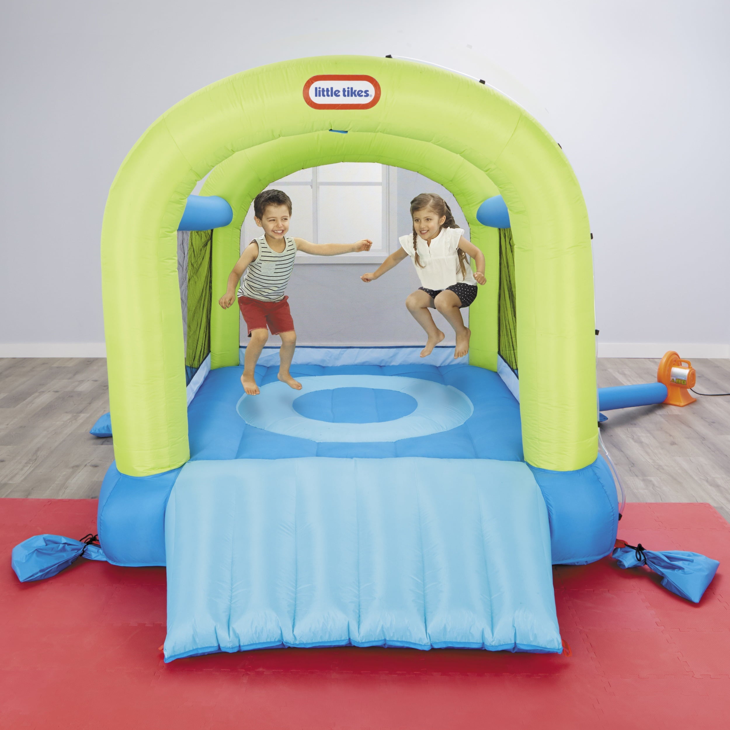 Little Tikes Splash n' Spray Outdoor Indoor 2-in-1 Inflatable Bounce House with Slide, Water Spray and Blower, Fits 2 Kids, Backyard Toy For Boys Girls Ages 3-8 Years