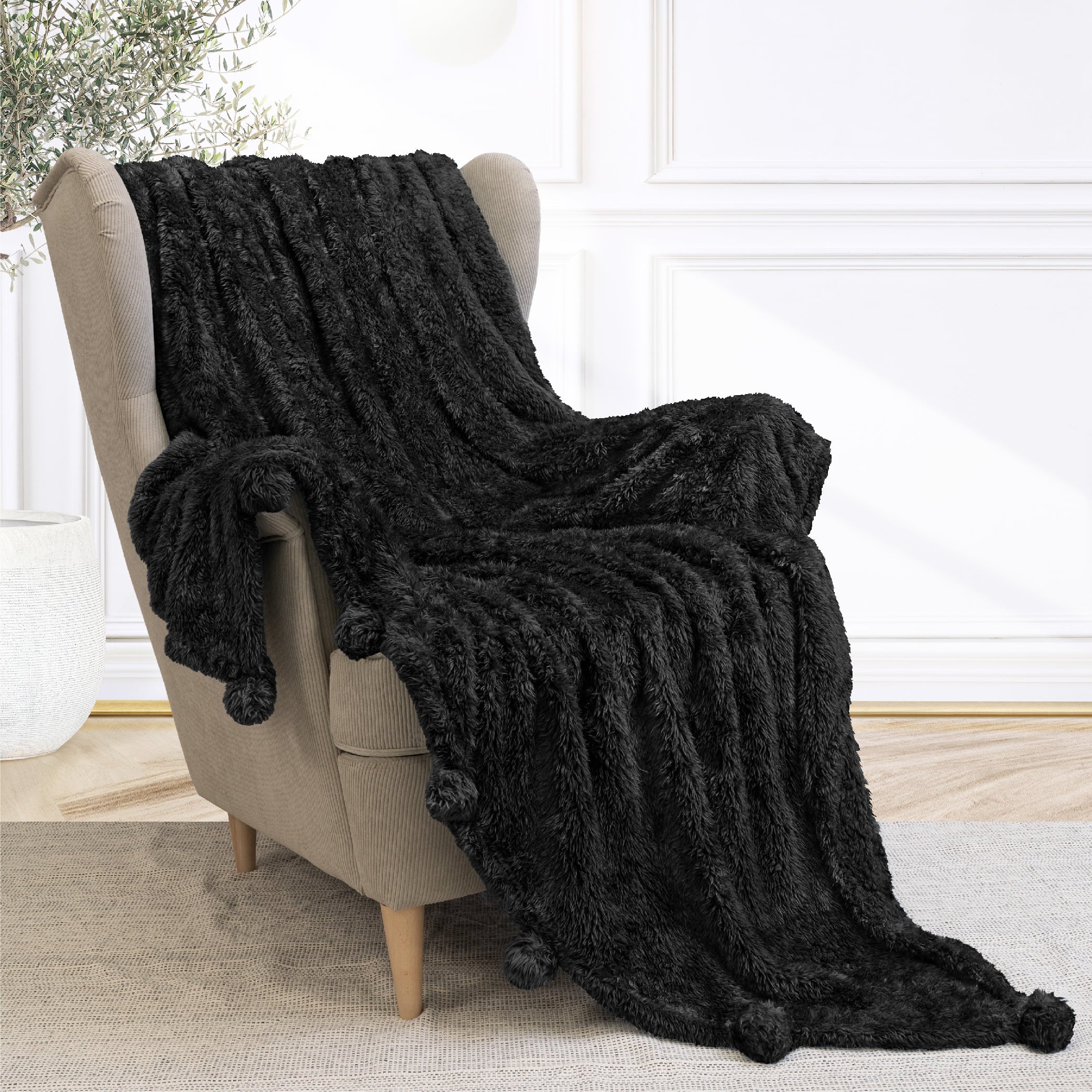 PAVILIA Black Sherpa Throw Blanket for Couch， Pom Pom | Fluffy Plush Soft Blanket for Sofa Bed | Shaggy Warm Fuzzy Fleece Blanket | Cozy Decorative Black Pompom Throw， 50x60