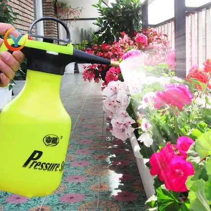 Garden Supplies 2L Hand Held Manual Pressure Garden Trigger Sprayer family use