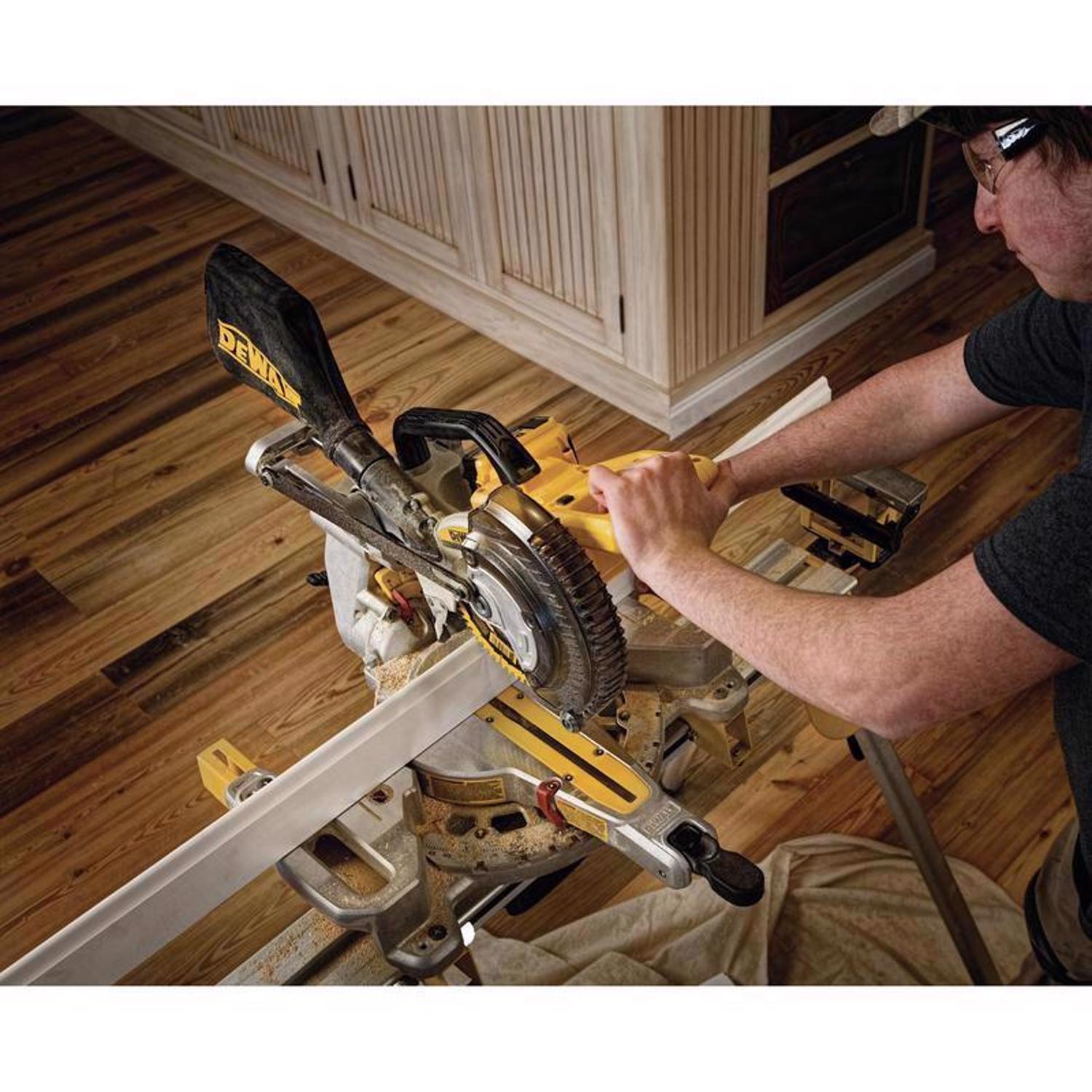 DW 20V MAX 7-1/4 in. Cordless Sliding Miter Saw Kit (Battery \u0026 Charger)