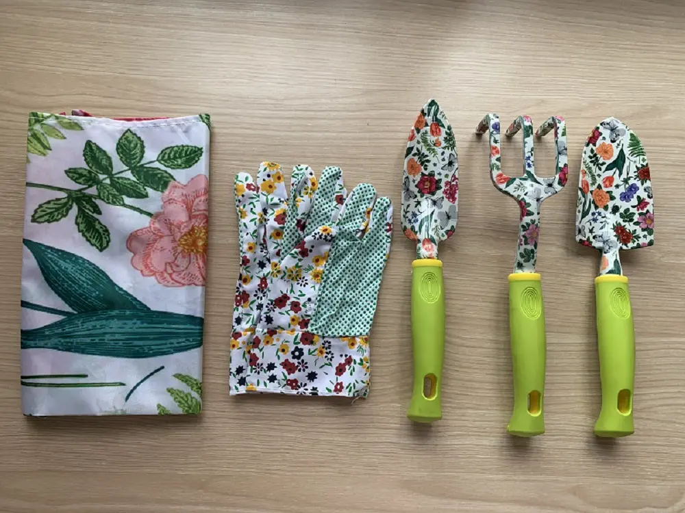 Customized 5 Pieces Flower Pattern Gardening Tools Set Gift for Women With Apron Paper Box Packing