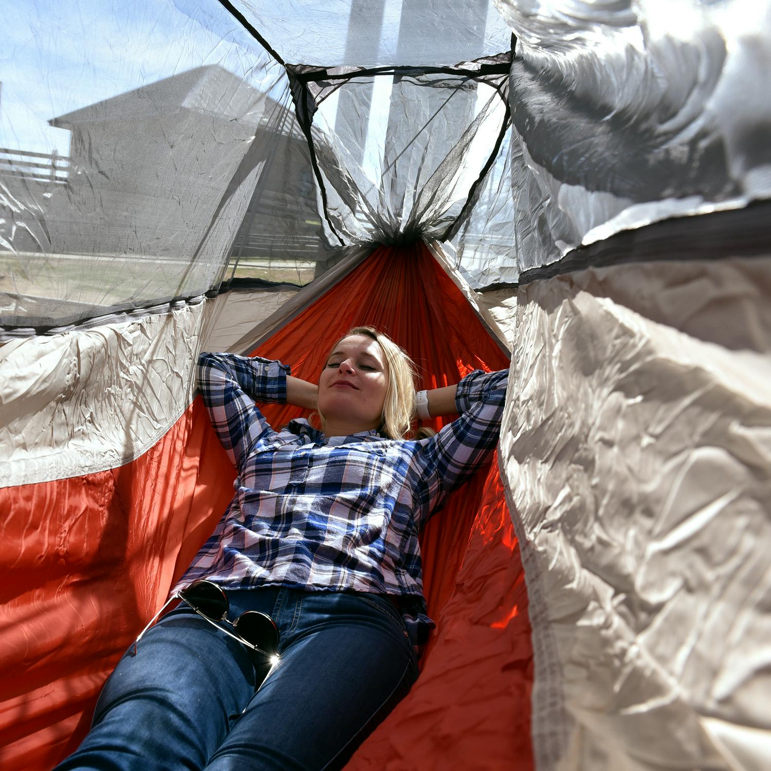 Equip Nylon Mosquito Hammock with Attached Bug Net， 1 Person Red and Taupe， Open Size 115 L x 59 W