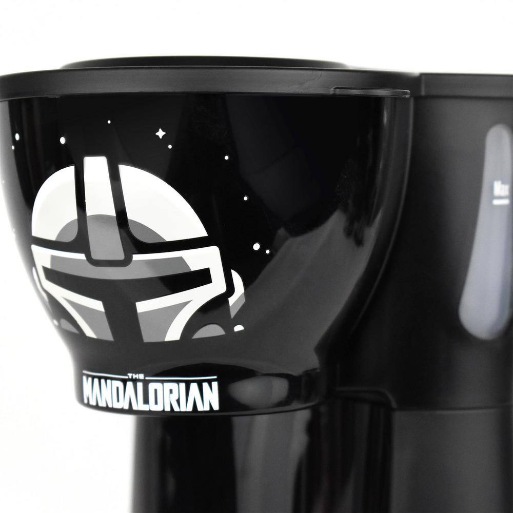 Uncanny Brands The Mandalorian Single Cup Coffee Maker with Mug CM-SRW-MAN1