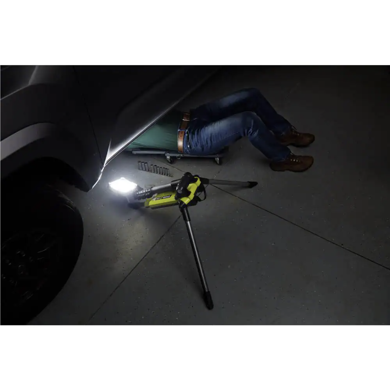 Ryobi ONE+ 18V Cordless Hybrid LED Tripod Stand Light (Tool Only)