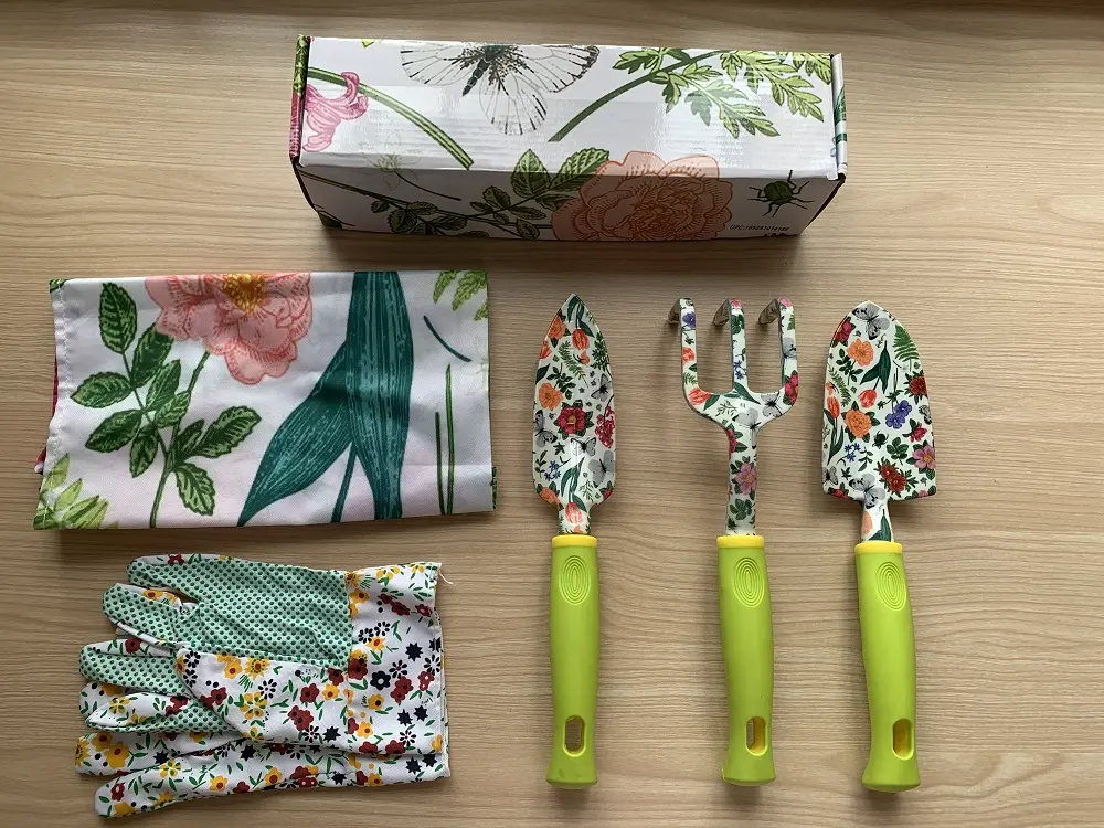 Customized 5 Pieces Flower Pattern Gardening Tools Set Gift for Women With Apron Paper Box Packing