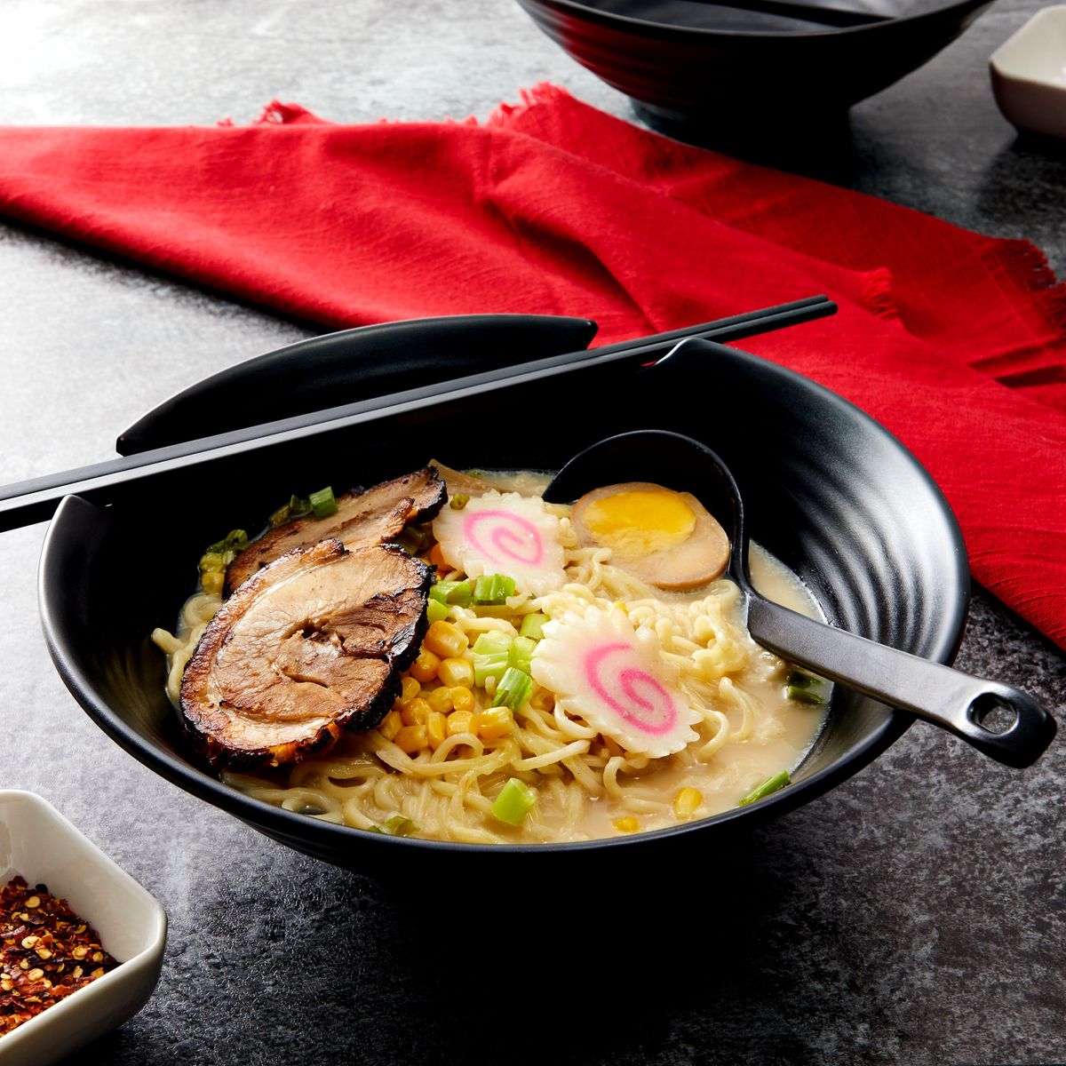 Set of 4 Black Plastic Soup Serving Bowls， Ramen Bowl with Spoons and Chopsticks for Noodles， 9 x 3 in.