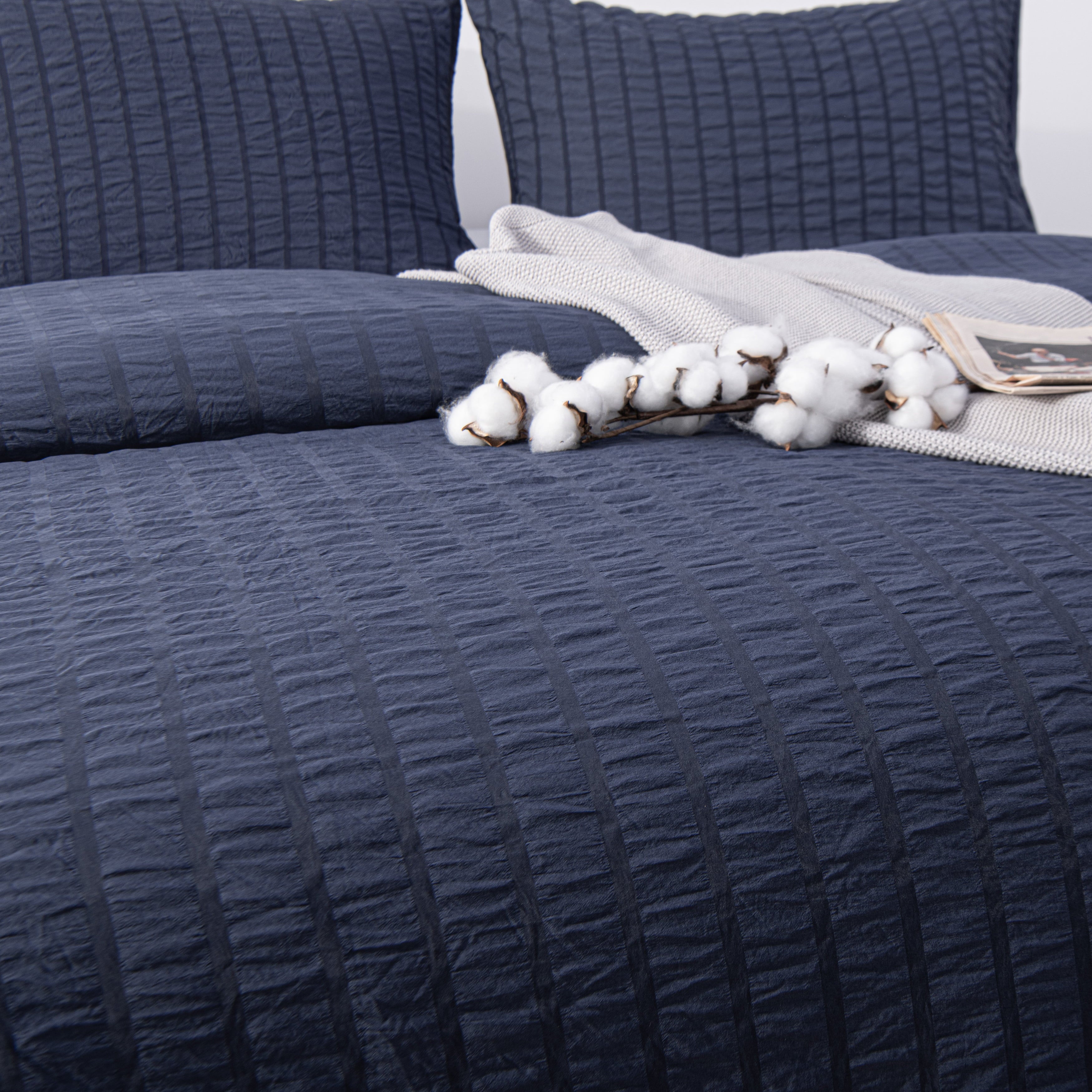 NTBAY 3 Piece Queen Textured Seersucker Duvet Cover Set with Hidden Zipper Closure and Corner Ties， Breathable and Ultra Soft， Navy Blue