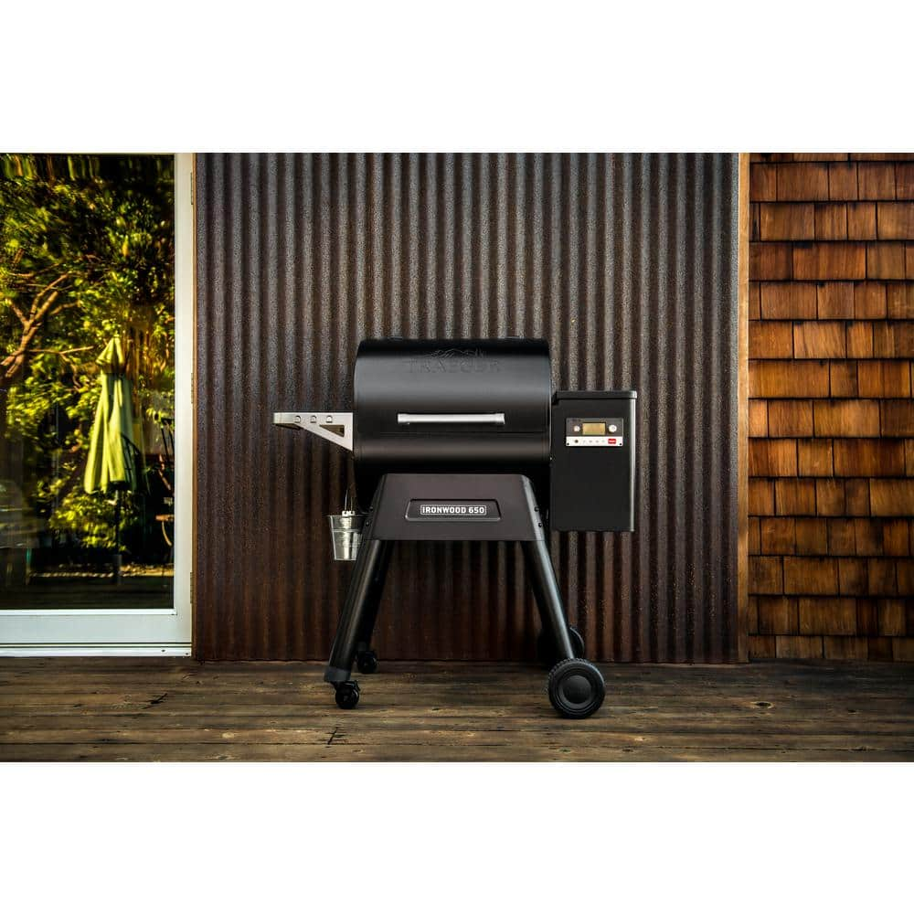 Traeger Ironwood 650 Wifi Pellet Grill and Smoker in Black TFB65BLF