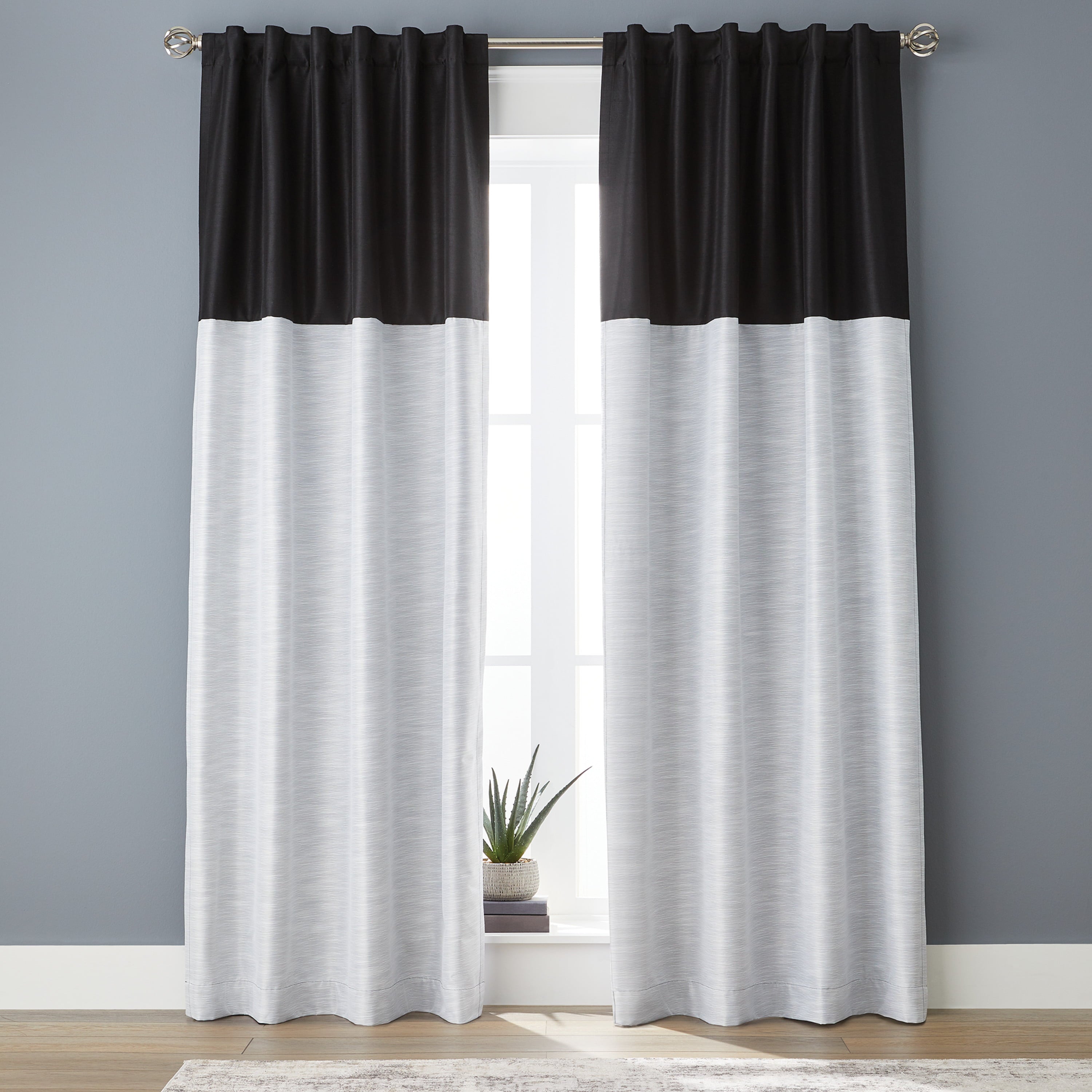 Better Homes and Gardens Colorblock Solid Polyester Pole Top Blackout Single Curtain Panel ， 50x84 ， Black