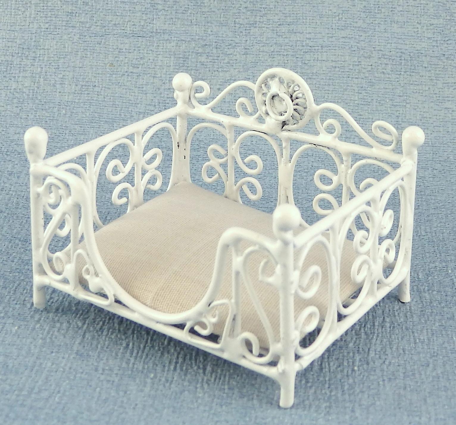 Dolls House Prince Or Princess Dog Cat Bed Basket White Miniature Pet Accessory