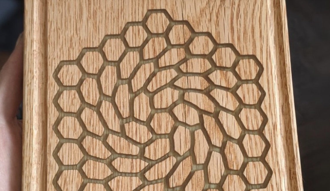 Custom Honeycomb Carving Charcuterie/Cutting Board， Cheese Board