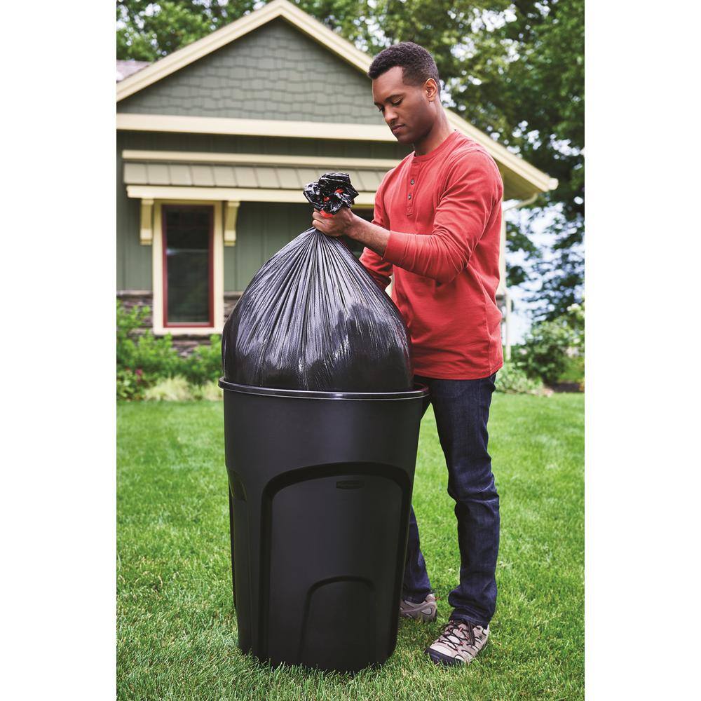 Rubbermaid Roughneck 32 Gal. Easy Out Wheeled Trash Can in Black with Lid 2012264