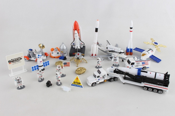 Daron RT38148K Space Mission 28 Piece Playset W/Ke...