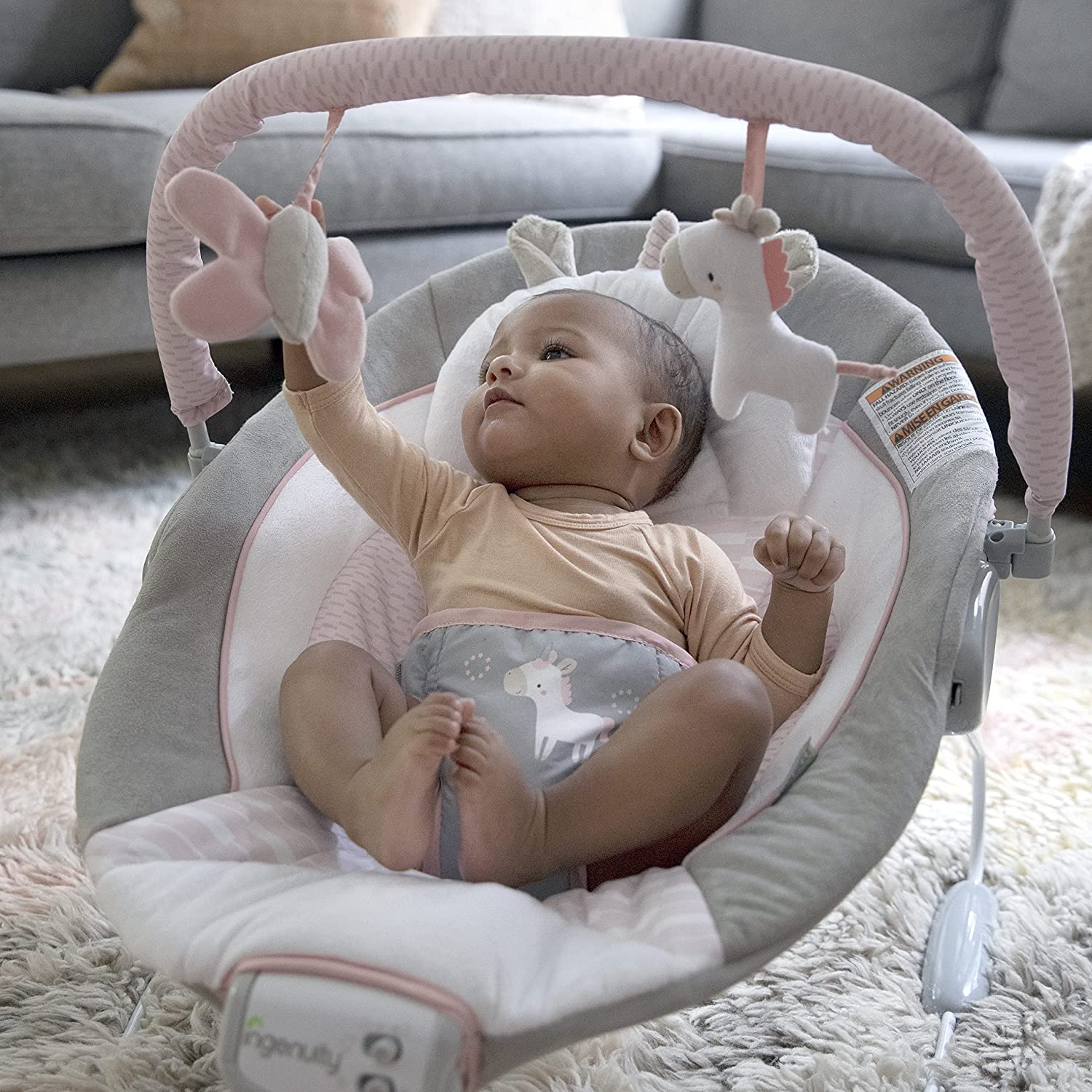 Ingenuity Soothing Baby Bouncer with Vibrating Infant Seat， Music， Removable -Toy Bar and 2 Plush Toys - Flora the Unicorn (Pink)， 0-6 Months