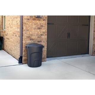 Rubbermaid Roughneck 32 Gal. Vented Black Round Trash Can with Lid 2149500