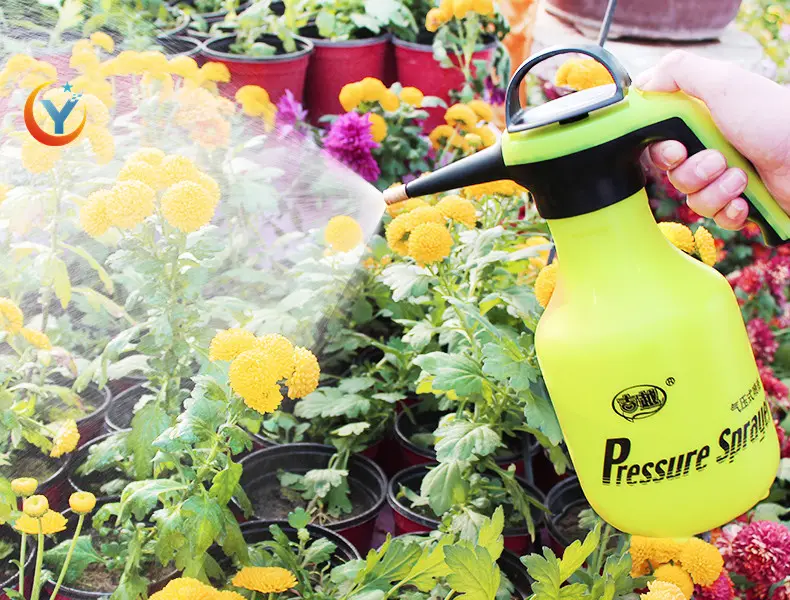 Garden Supplies 2L Hand Held Manual Pressure Garden Trigger Sprayer family use