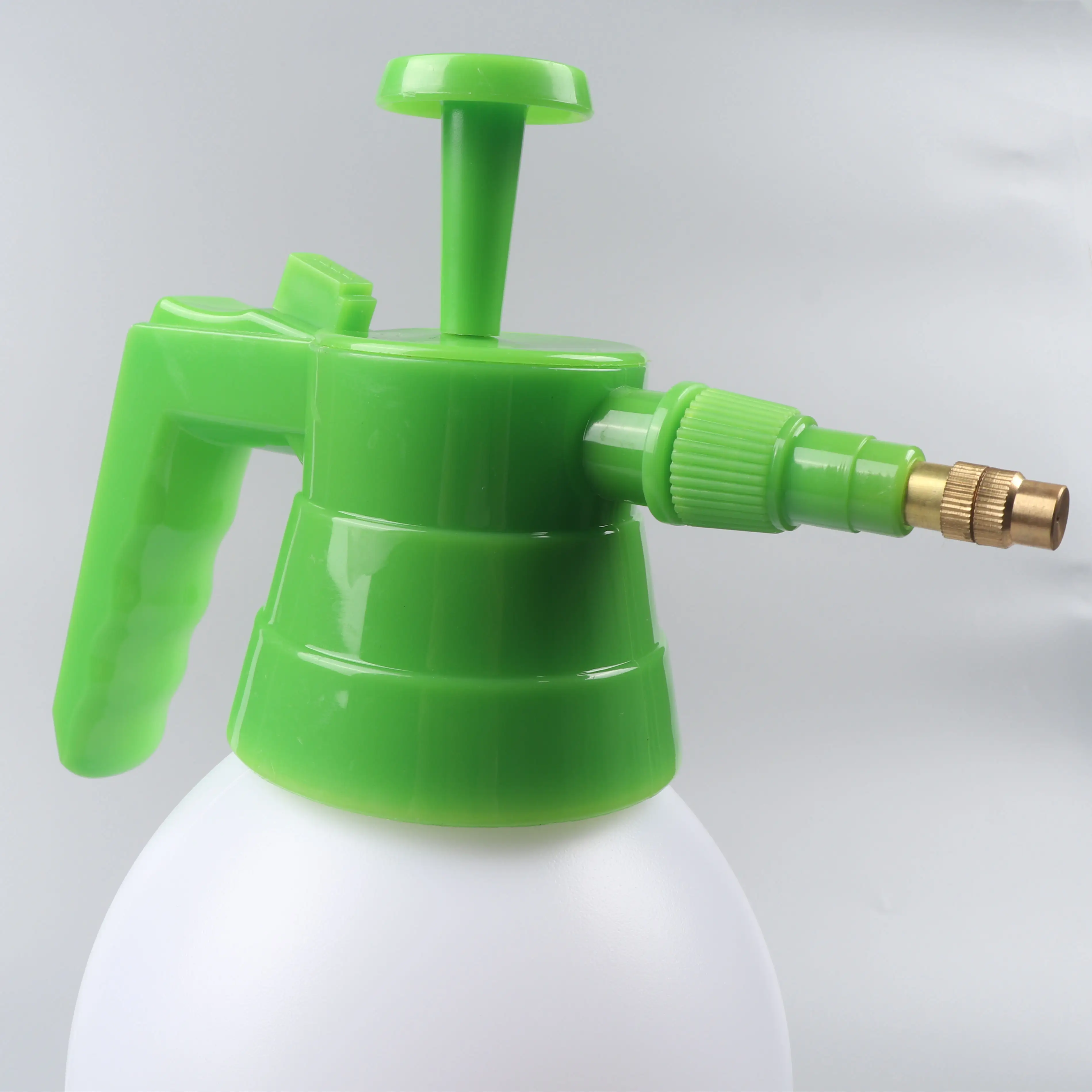 Hot sales manual pe 2L pump pressure sprayer for planting