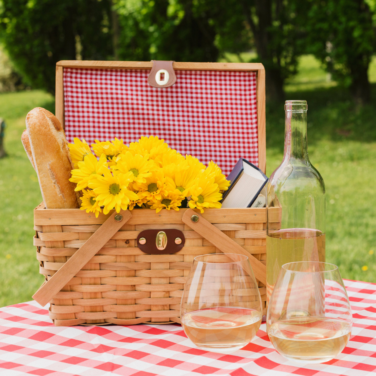 Gingham Lined Woodchip Picnic Basket With Lid and Movable Handles