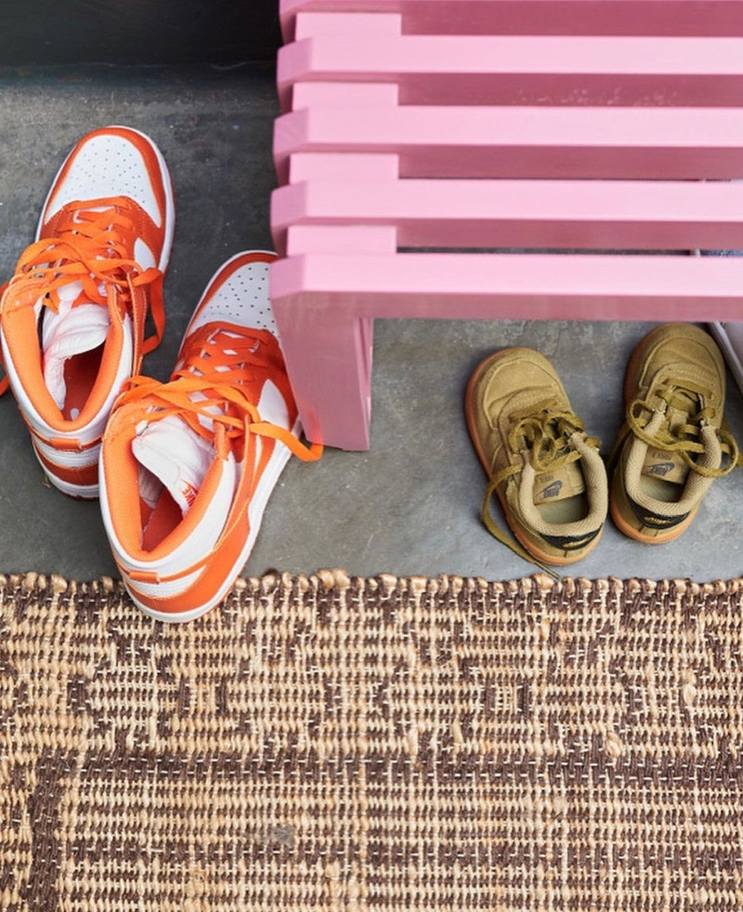 Slatted bench hot pink