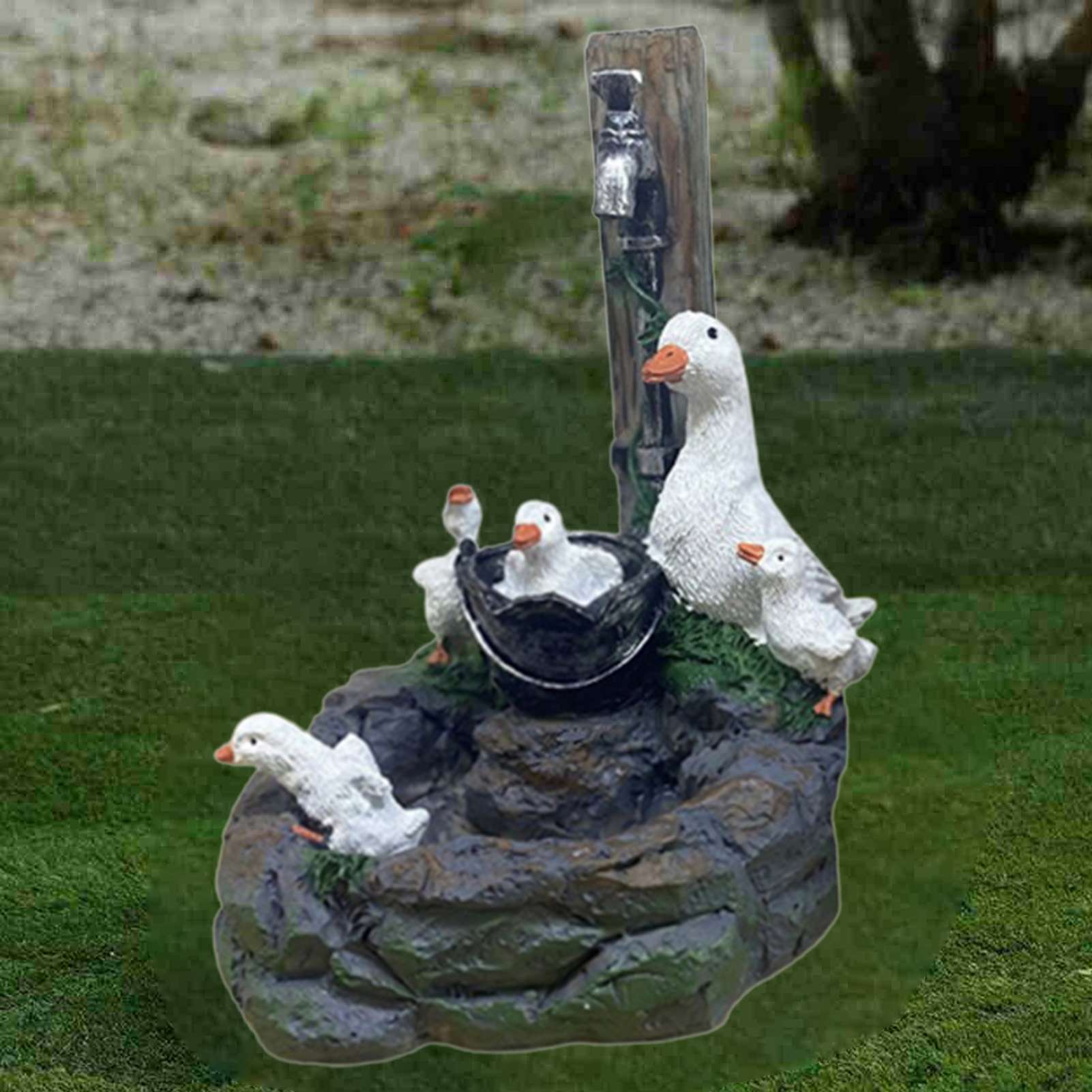 Solar Water Fountain Yard Art， Squirrel Duck Water Fountain， Animal Family Fountain Pump Statue