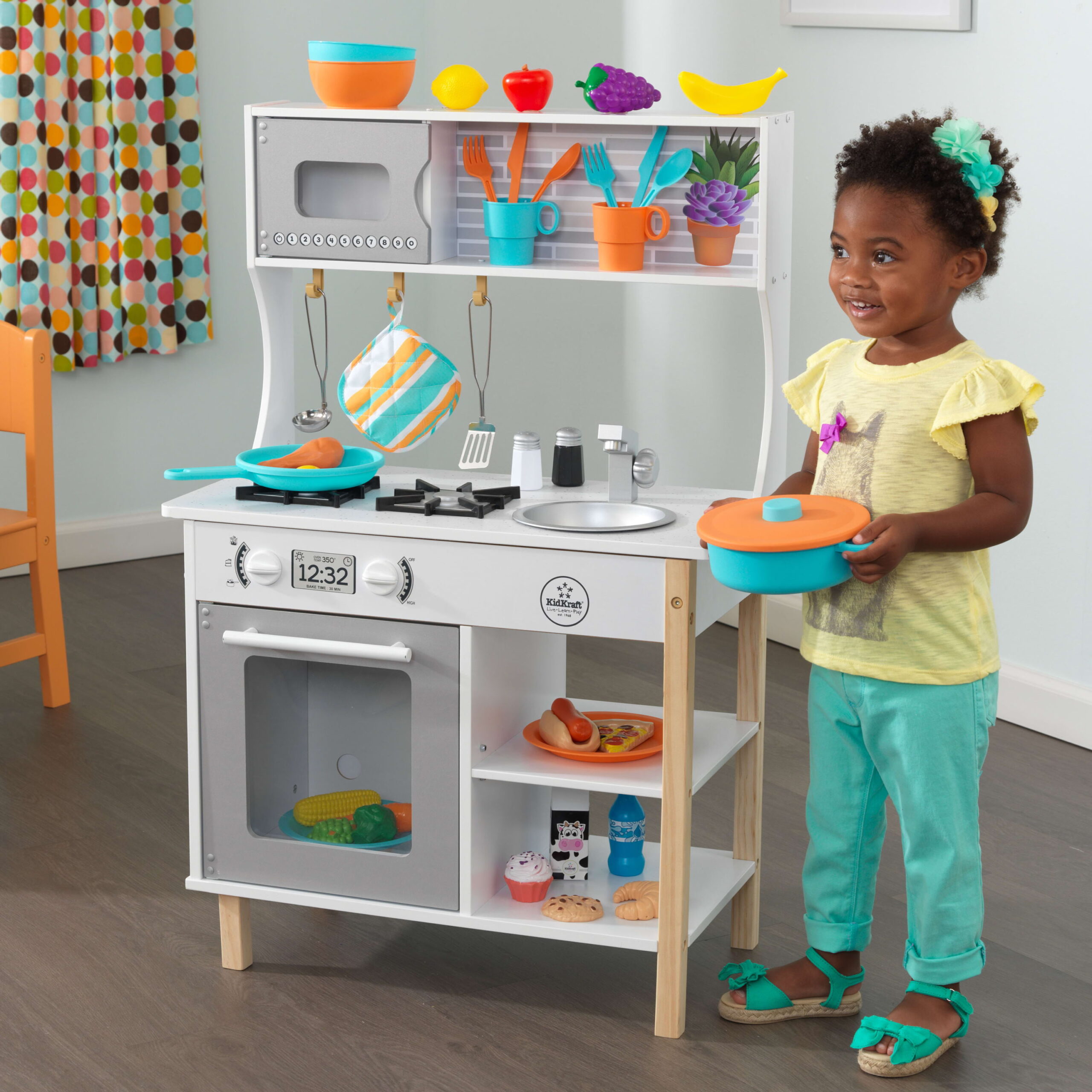 KidKraft All Time Wooden Play Kitchen with Oven， Microwave and 38-Piece Accessory Set