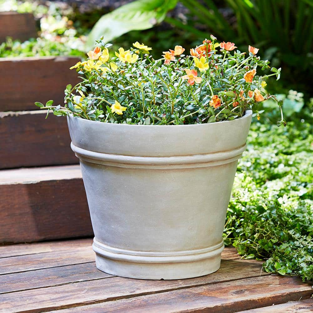 Southern Patio Barcelona Large 16.1 in. x 13.39 in. 24 qt. Concrete Outdoor Planter GRC-081494