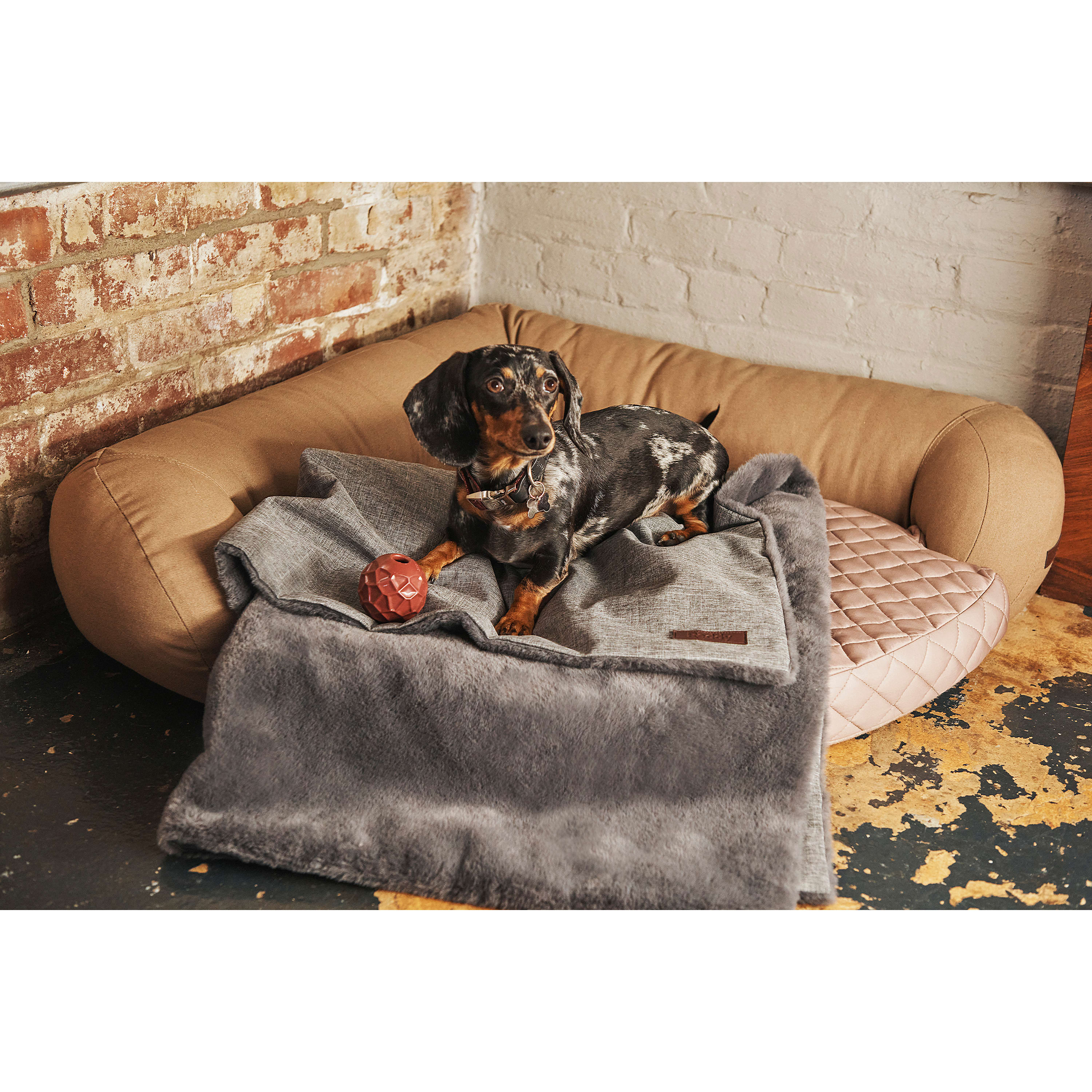 Reddy Tan Cozy  Cool Touch Corner Dog Bed， 34