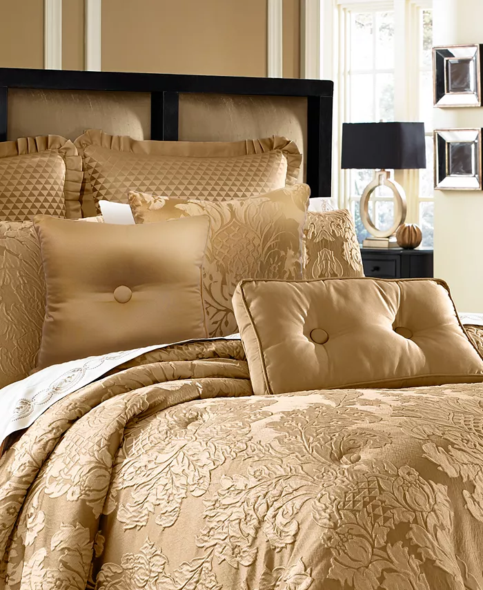 Five Queens Court Colonial Comforter Set， Queen