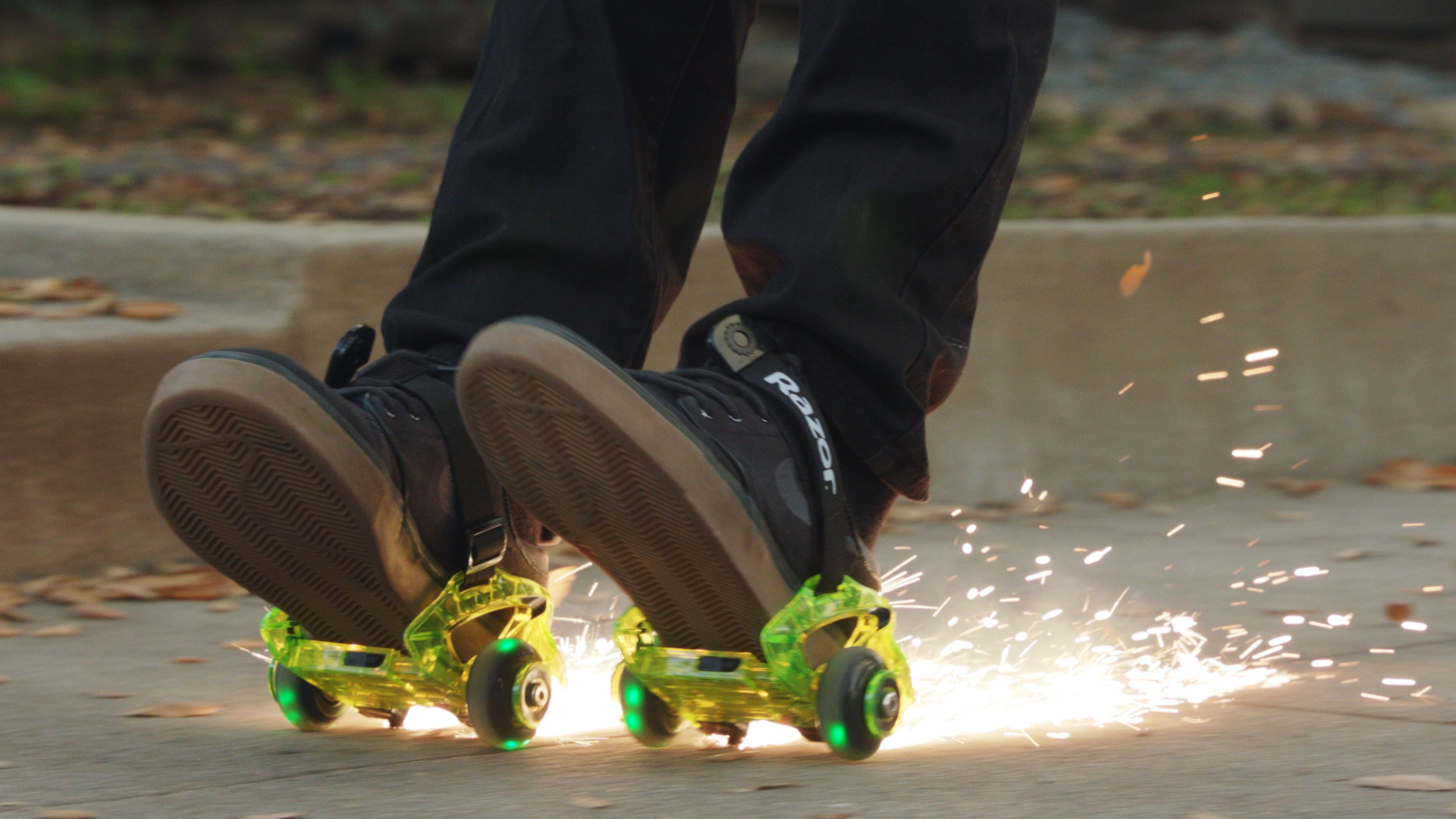 Razor Jetts DLX Heel Wheels - Neon Green， Wheeled Skate Shoes with Sparks for Kids Ages 9+， Unisex