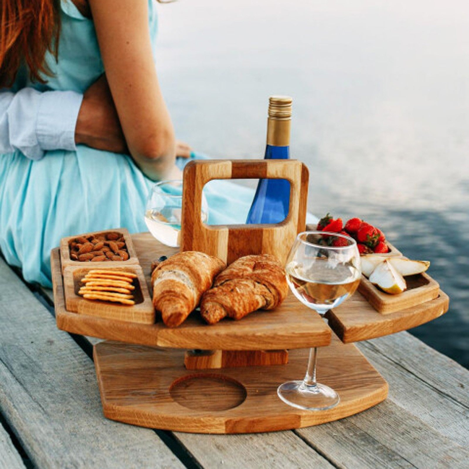 Yubatuo Portable Wine Picnic Table with Bottle and Glass Holder， Wooden Wine Picnic Tables for Outdoors， Champagne Picnic Snack Table， Bamboo Snack and Cheese Tray for Camping， Beach， Outdoor， Indoor