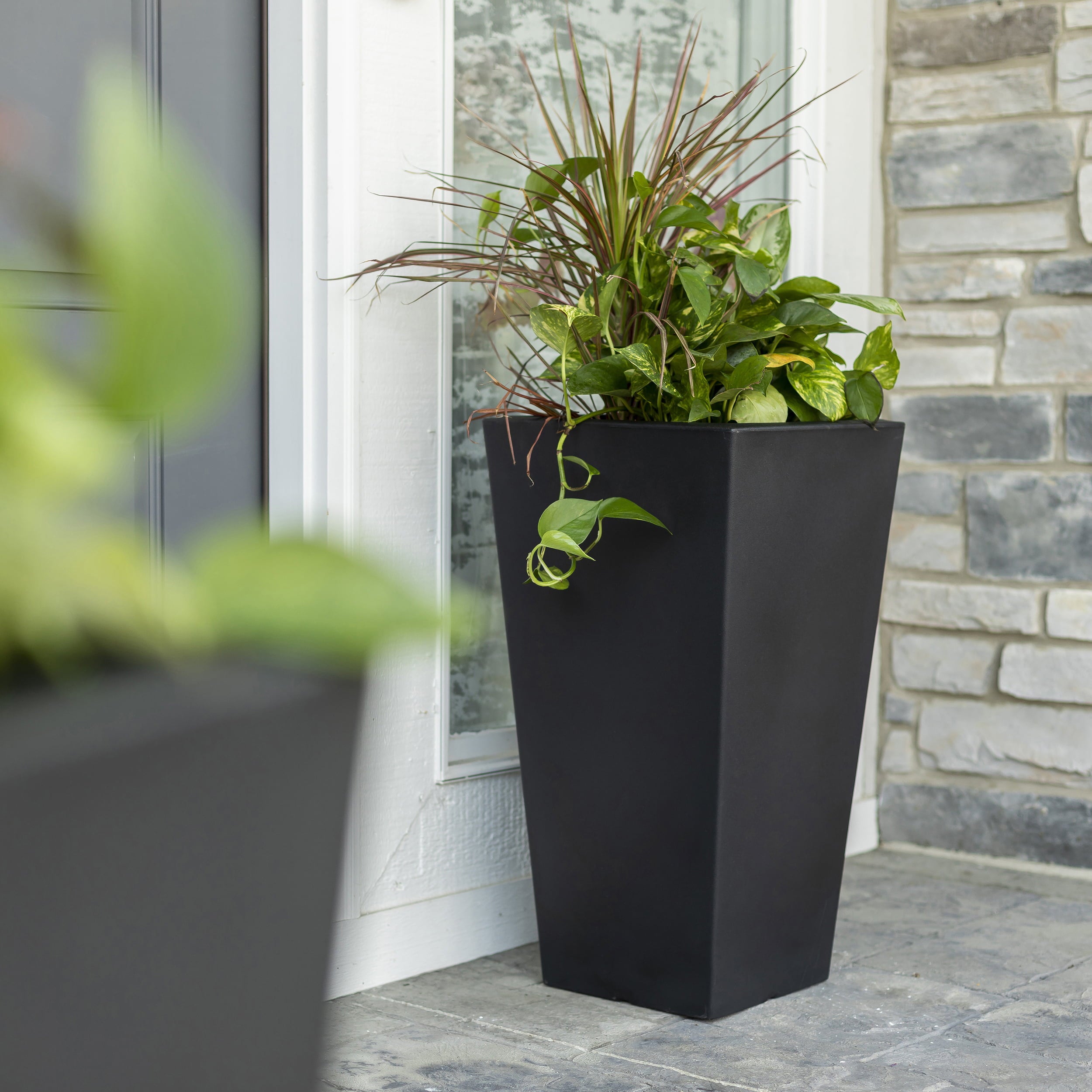 Step2 Tremont Plastic Black Square Planter 15