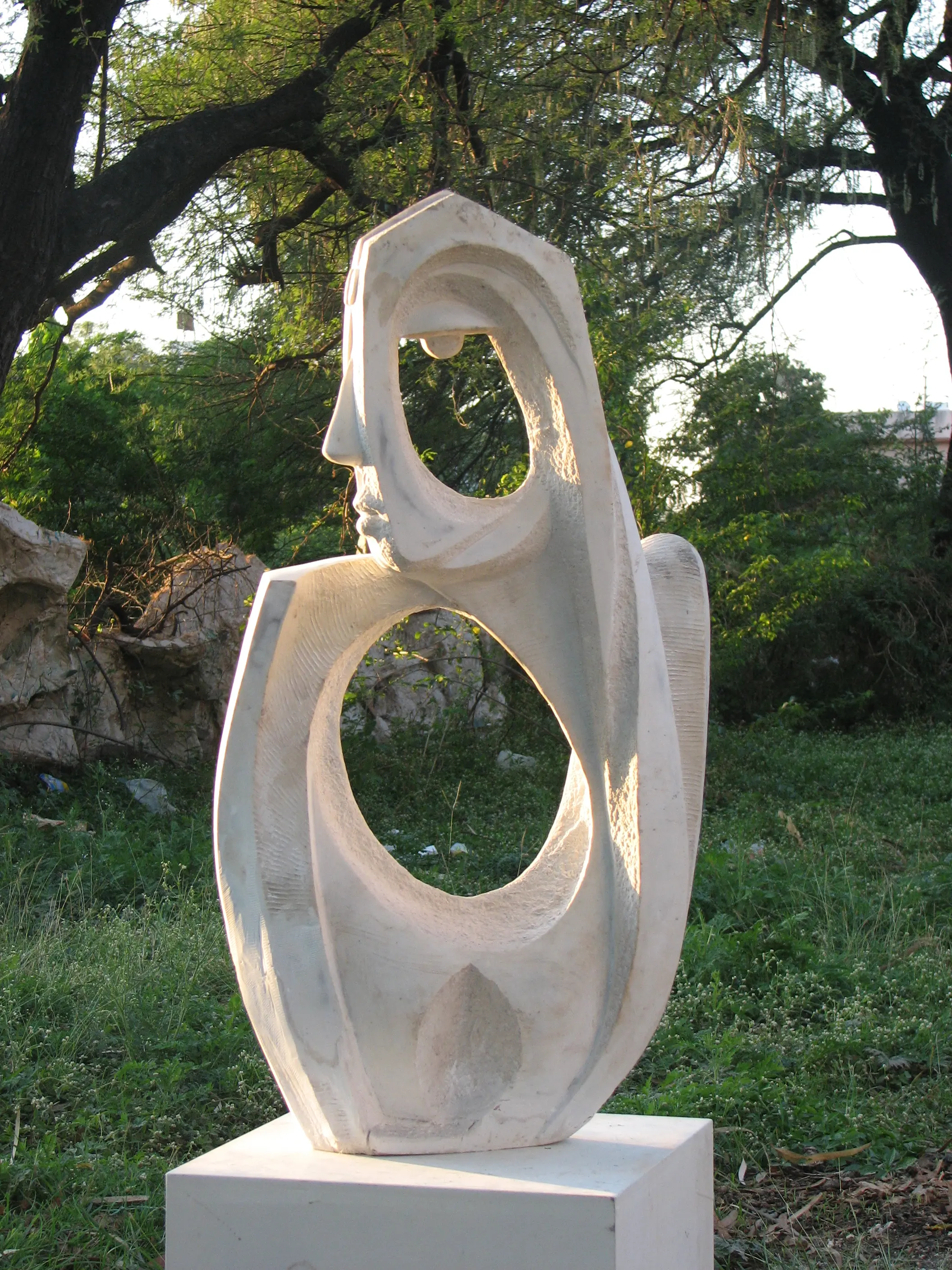 Unique Fiberglass Sculptures Dynamic Elegant for Outdoor or Indoor in Garden at home or hotels or malls