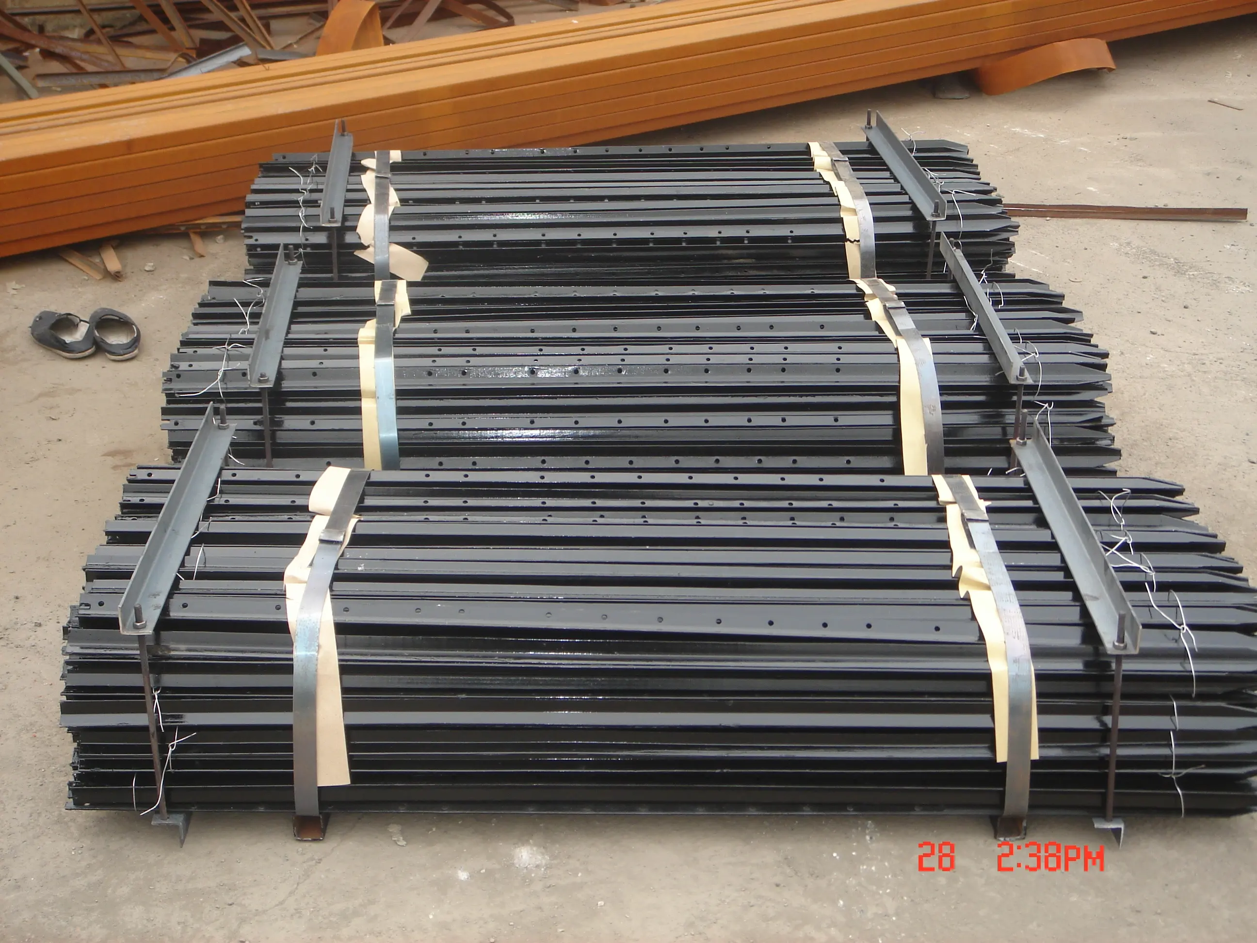 Factory supply 2.4m metal frame material black bitumen painted y fence post star picket