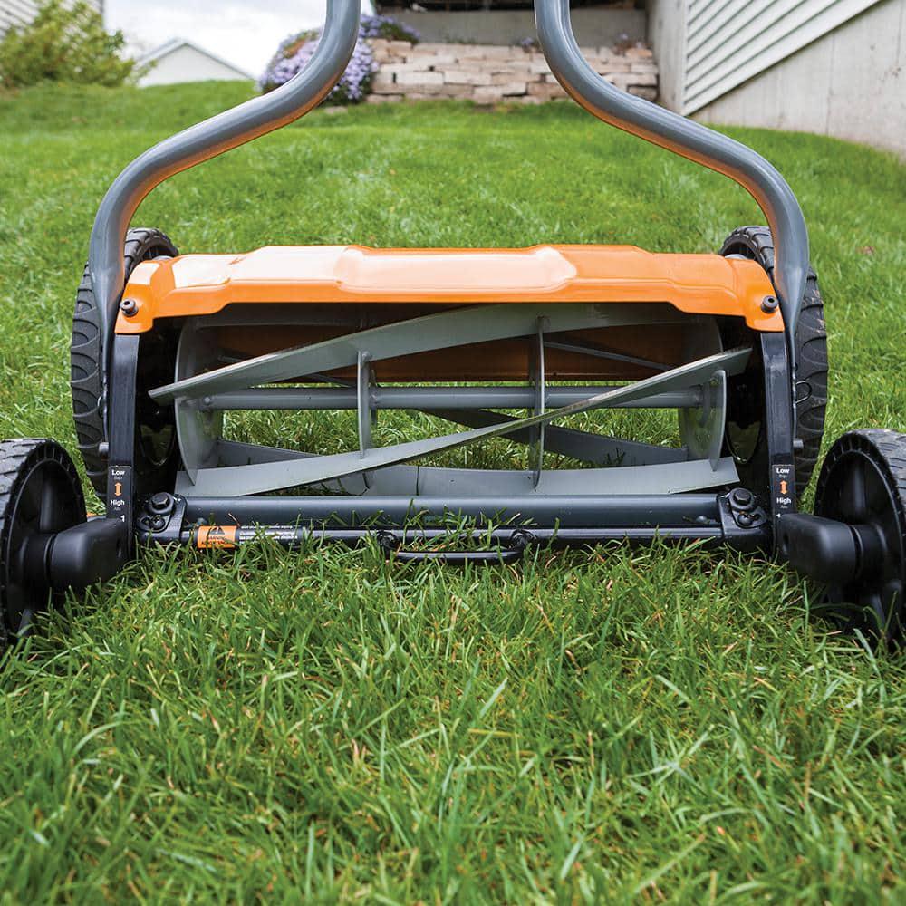 Fiskars StaySharp 17 in Manual Push Walk Behind NonElectric Reel Mower