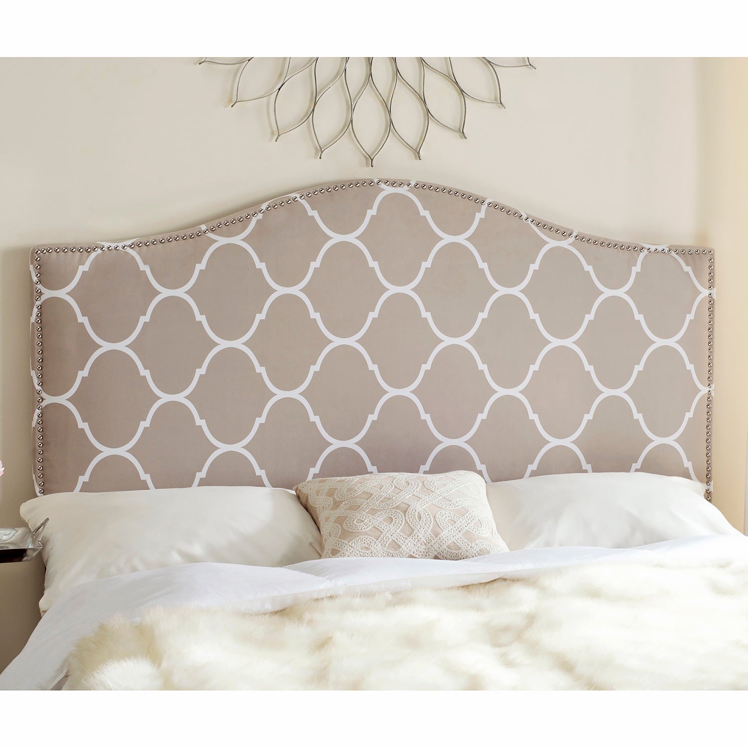 SAFAVIEH Connie Pearl Grey Moroccan Pattern Camelback Headboard - Silver Nailhead (Full) - - 9529831