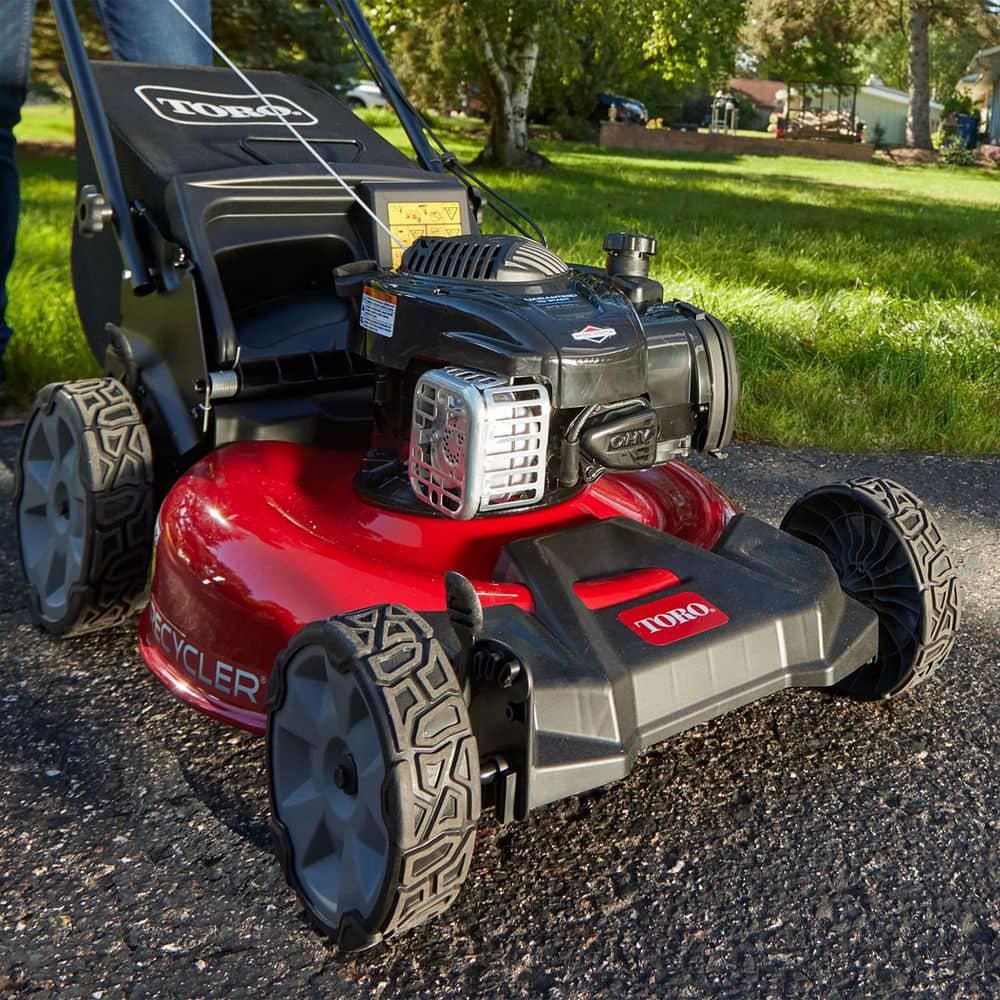 Toro 21 in Recycler Briggs and Stratton 140cc SelfPropelled Gas RWD Walk Behind Lawn Mower with Bagger