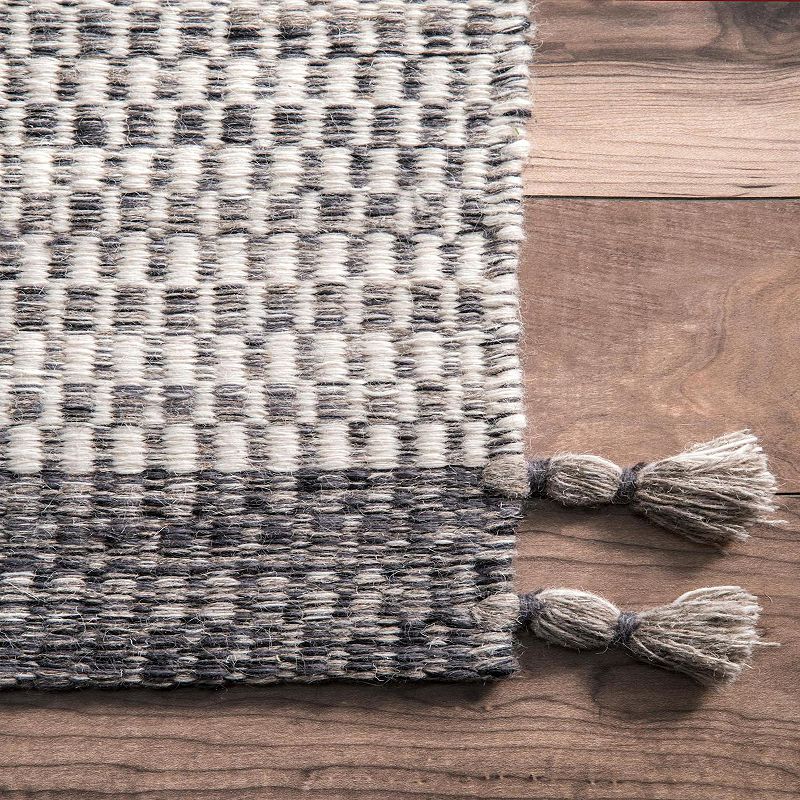 nuLoom Handmade Jenson Tassel Area Rug