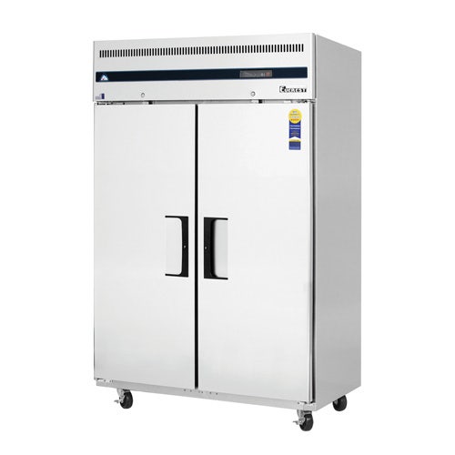 Everest ESF2 Reach-In Freezer， 2 Section， 48 Cu. Ft. Cap.