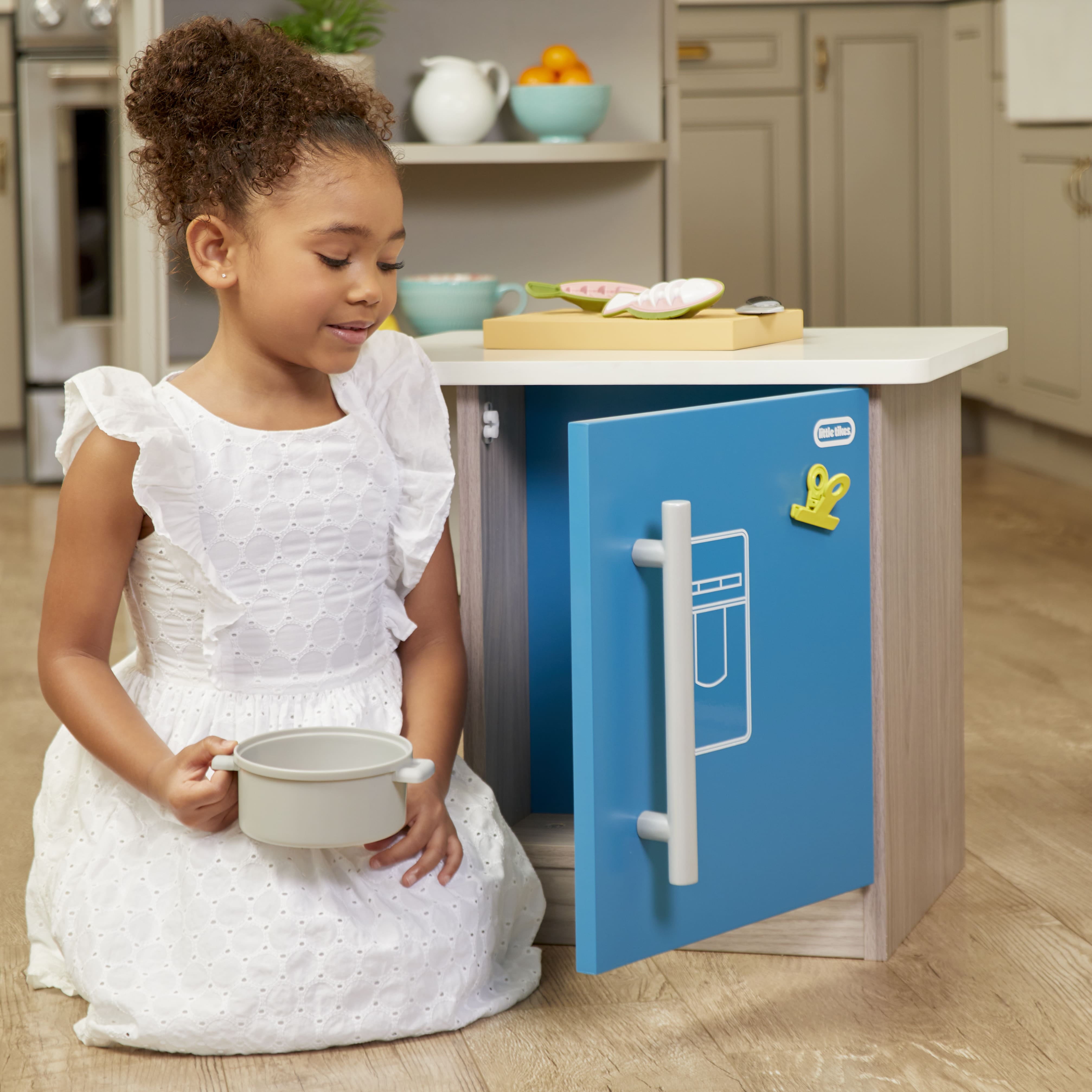 Little Tikes Classic Cook’s Kitchen with Island 2-in1 Multi Kid Interactive 360 Degree Role Play with Style, Function, Accessories and Imagination Fun for Kids Boys Girls Ages 3-8 Years