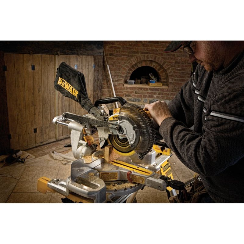 DW 20V MAX Sliding Cordless Miter Saw Kit