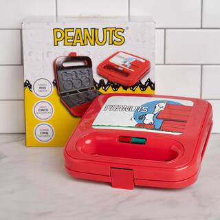 Uncanny Brands Peanuts Snoopy Dog Treat Maker - Pet Appliance DTM-PEA-SN1