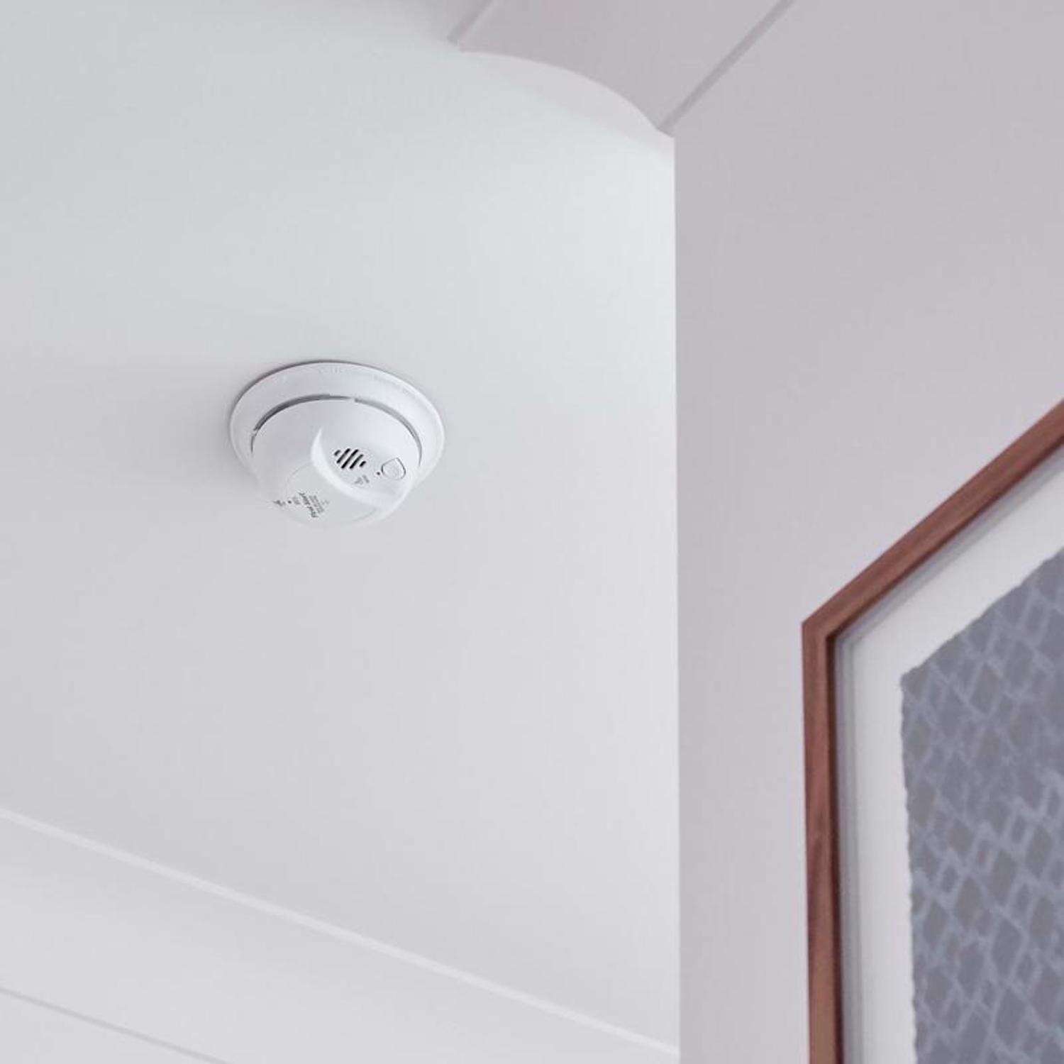 BRK Hard-Wired w/Battery Back-up Electrochemical/Ionization Smoke and Carbon Monoxide Detector