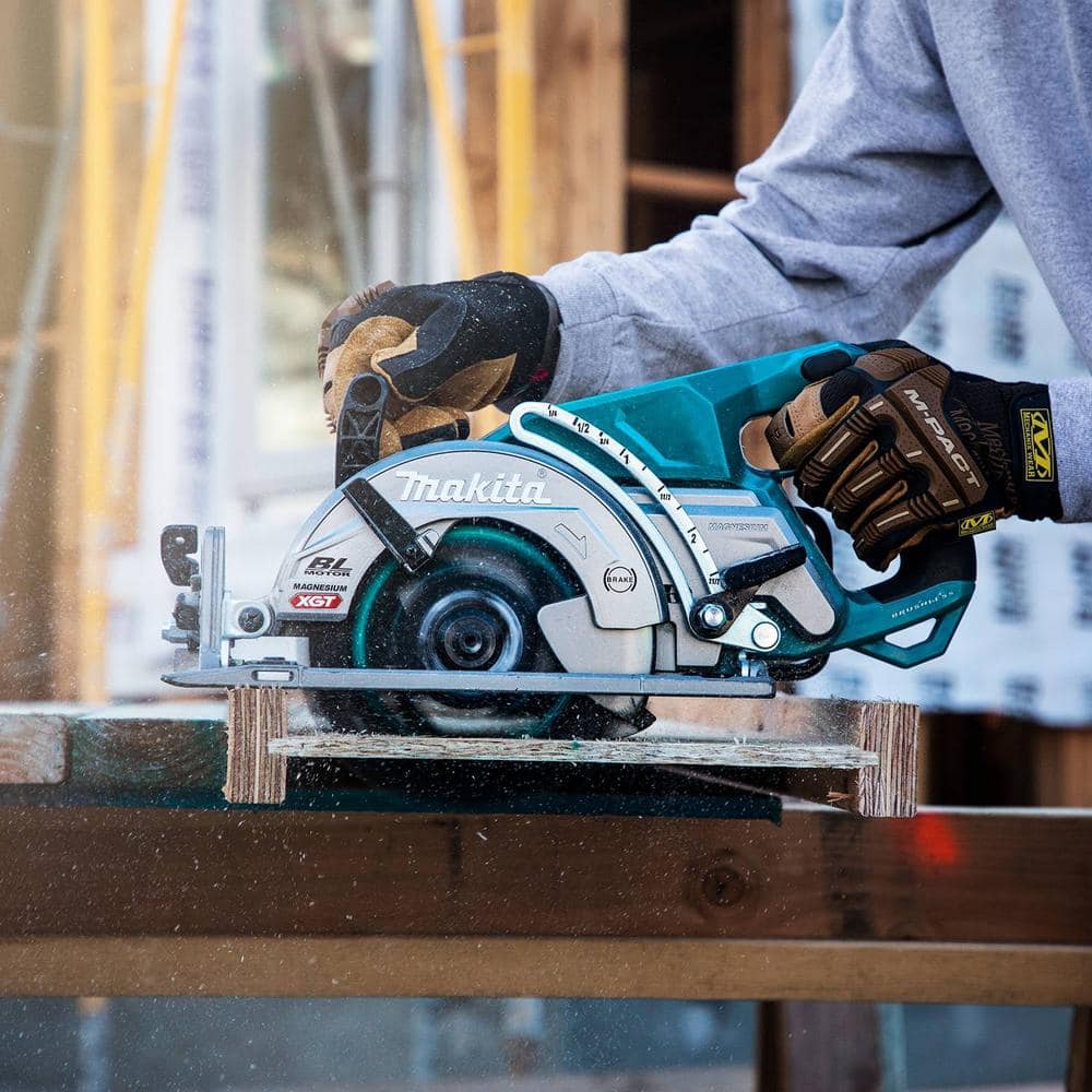 Makita 40V Max XGT Brushless Cordless Rear Handle 7-1/4 in. Circular Saw Kit (4.0 Ah) GSR01M1