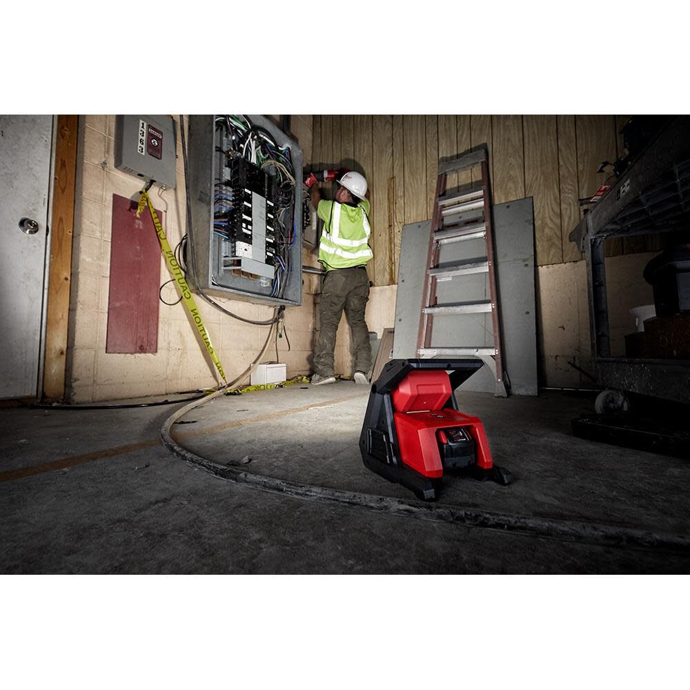 Milwaukee M18 ROVER Dual Power Flood Light with REDLITHIUM XC Battery Bundle 2366-20+48-11-1850 from Milwaukee