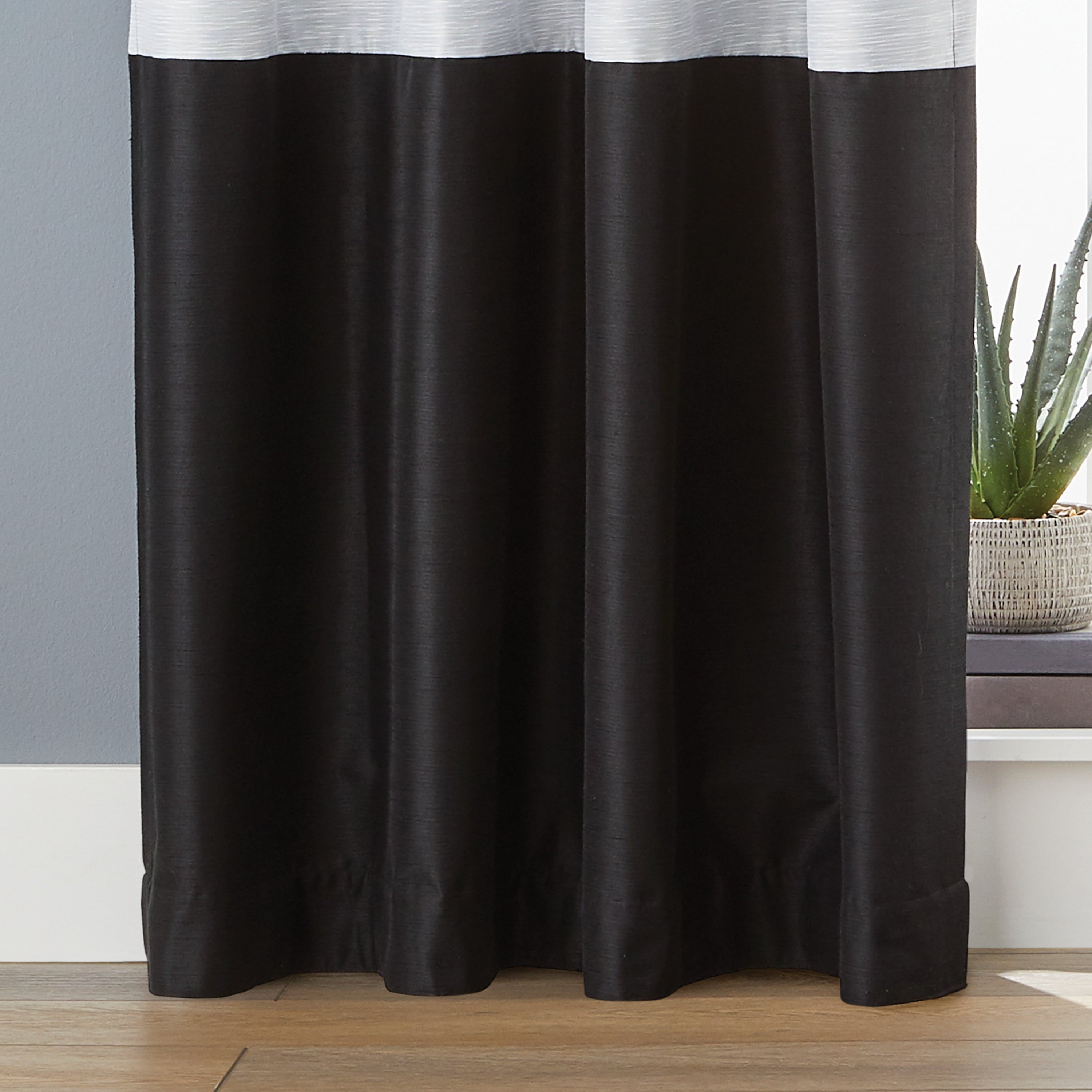 Better Homes and Gardens Colorblock Solid Polyester Pole Top Blackout Single Curtain Panel ， 50x84 ， Black