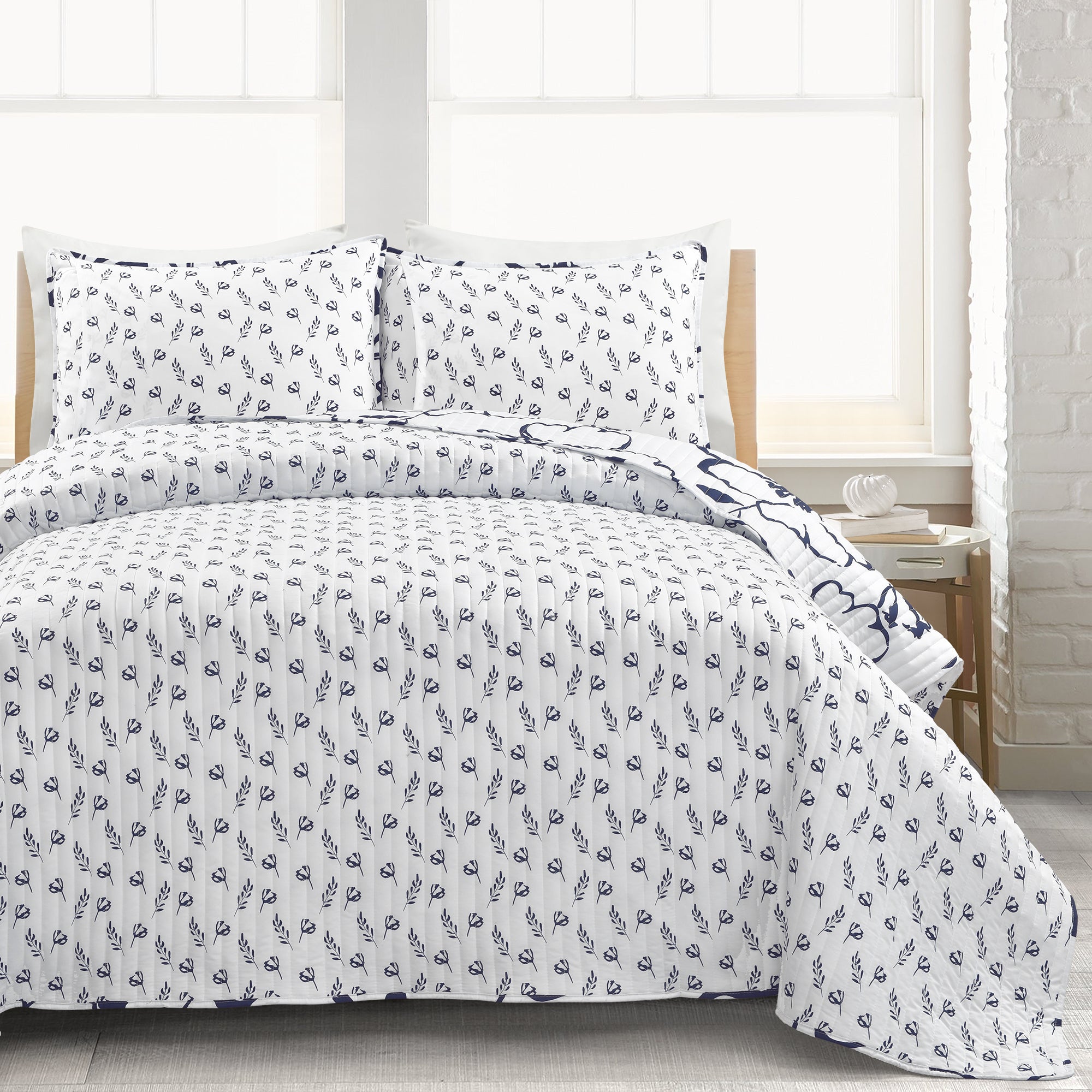 Scandinavian Floral Quilt 3 Piece Set