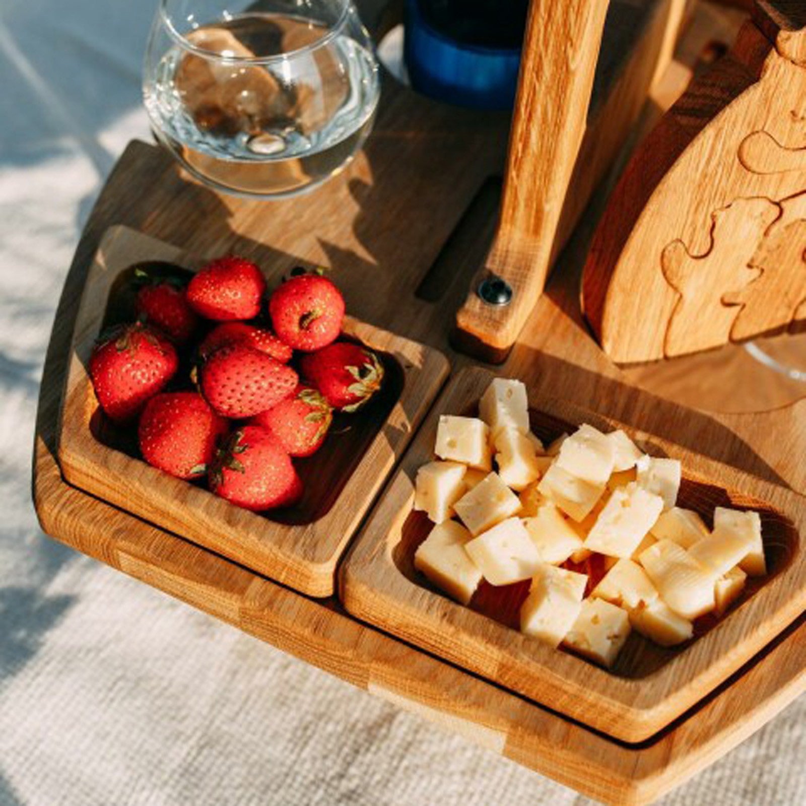 Yubatuo Portable Wine Picnic Table with Bottle and Glass Holder， Wooden Wine Picnic Tables for Outdoors， Champagne Picnic Snack Table， Bamboo Snack and Cheese Tray for Camping， Beach， Outdoor， Indoor