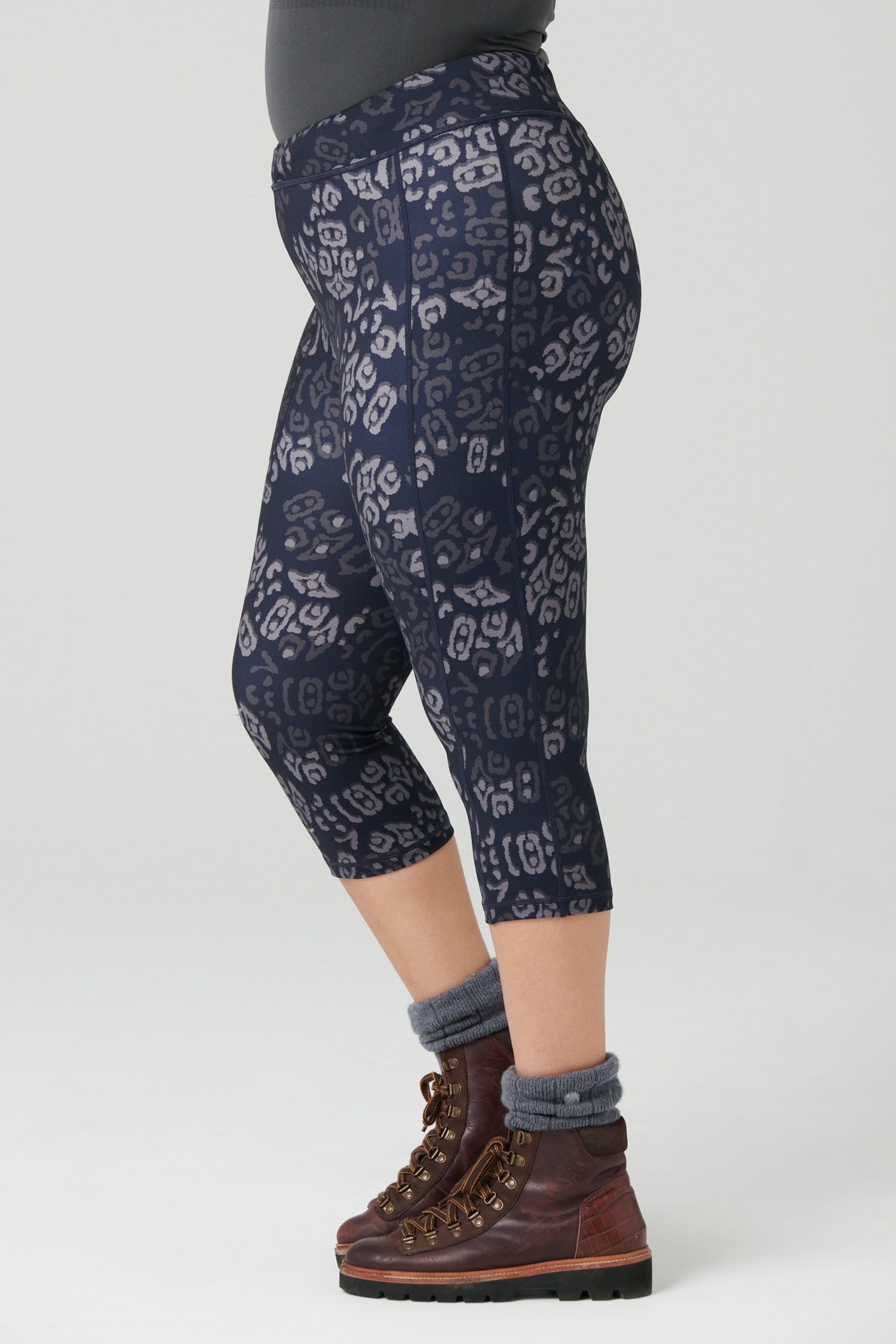 The Recycled Outdoor Capri Leggings - Navy Wild Print