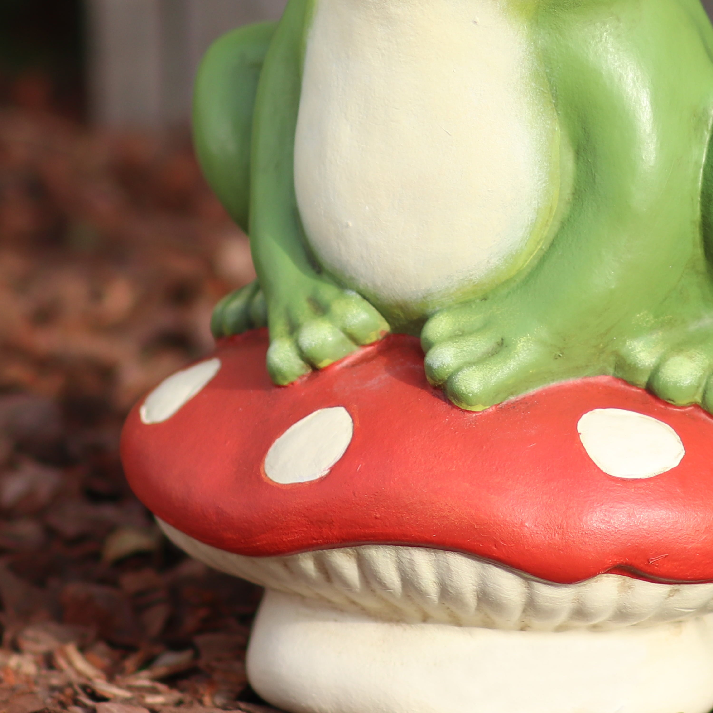 Mainstays Outdoor Frog on Red Mushroom Garden Statue, 6 in L x 4.75 in W x 8.5 in H