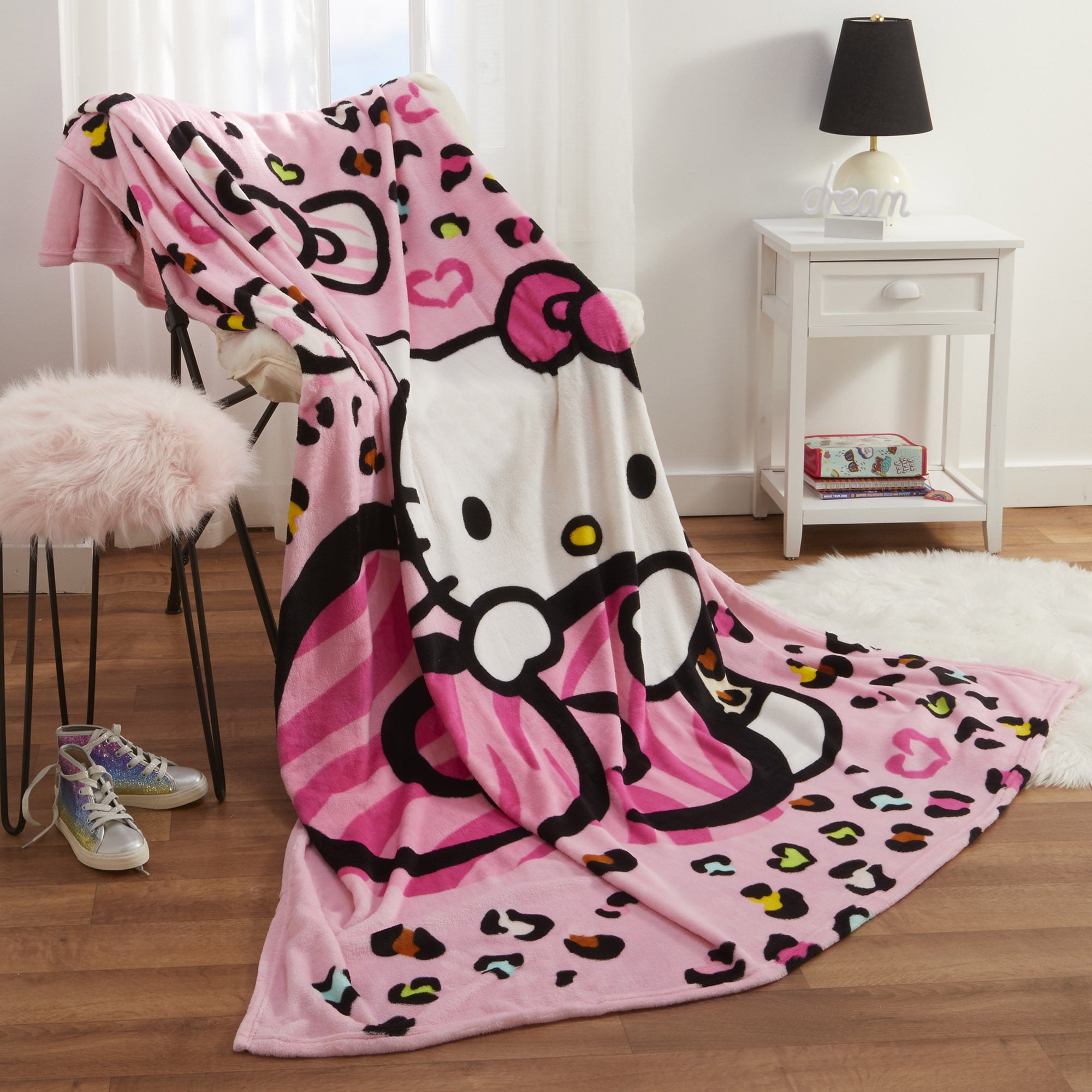 Hello Kitty Kids Plush Twin/Full Blanket， 62 x 90， Pink Animal Print， Sanrio